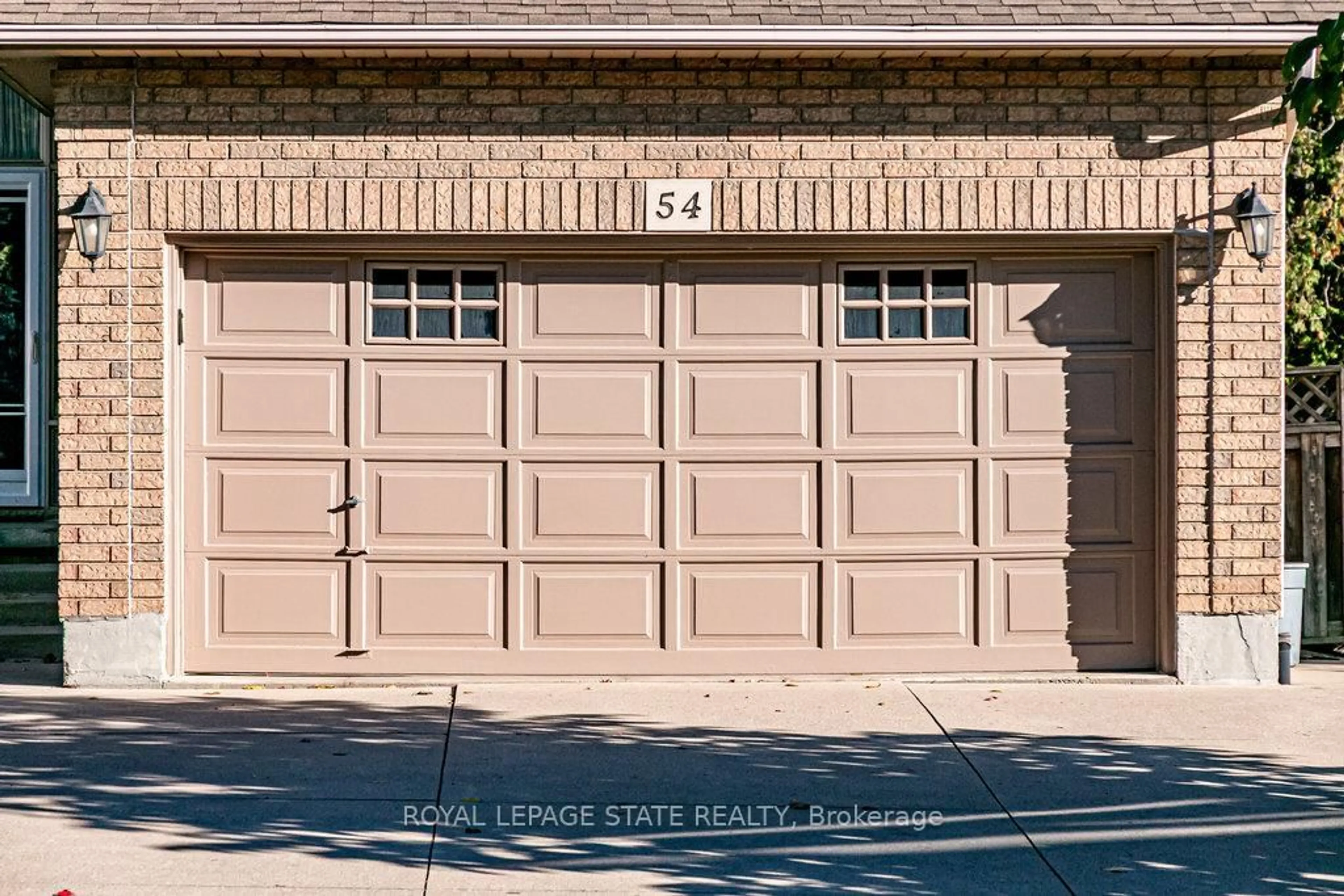 Indoor garage for 54 Falconridge Dr, Hamilton Ontario L9B 2P3