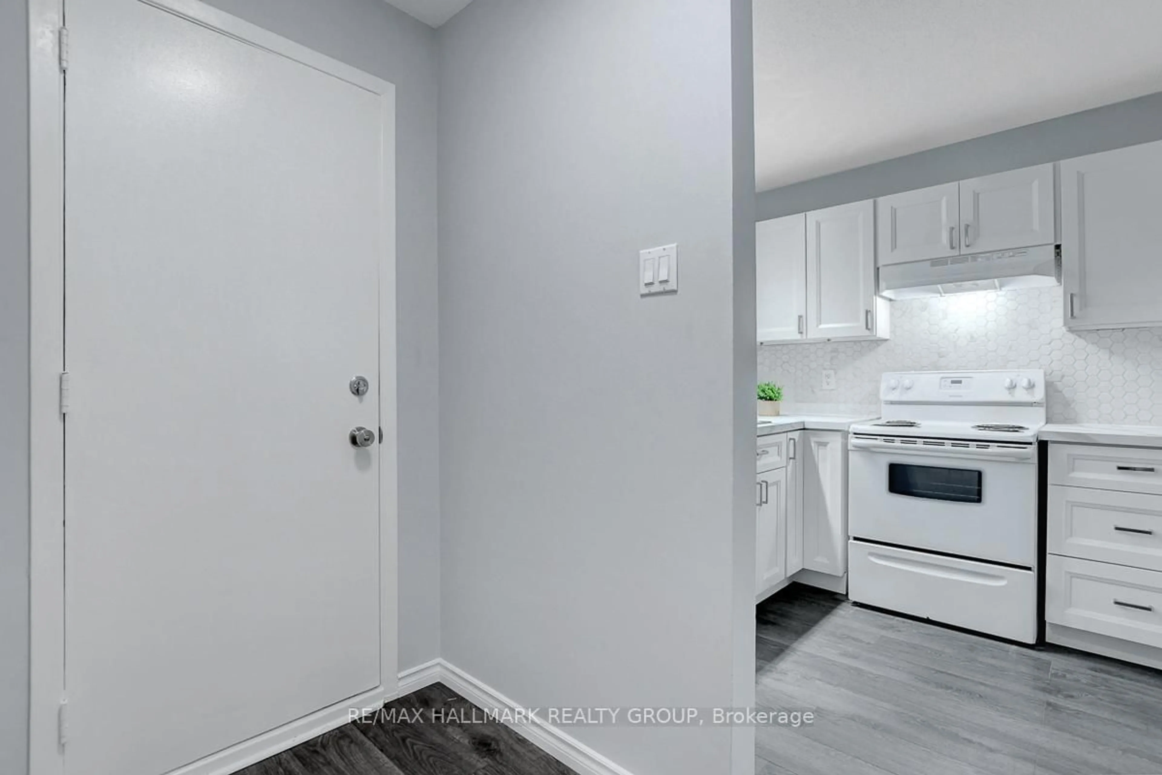 Standard kitchen, unknown for 71 Morton Dr, Ottawa Ontario K2L 1W9