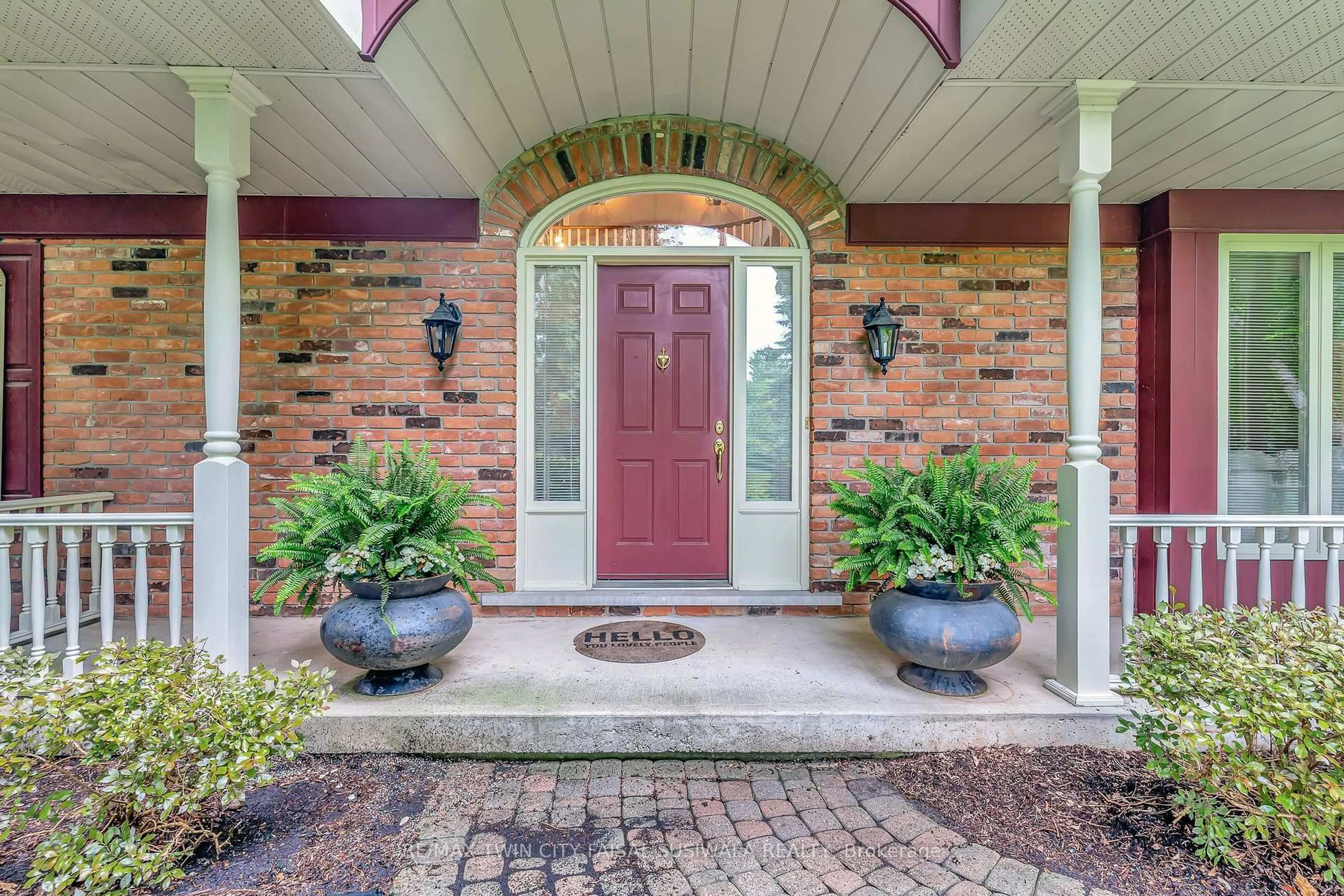Indoor entryway for 22 Deerpath Crt, Cambridge Ontario N1T 1H7