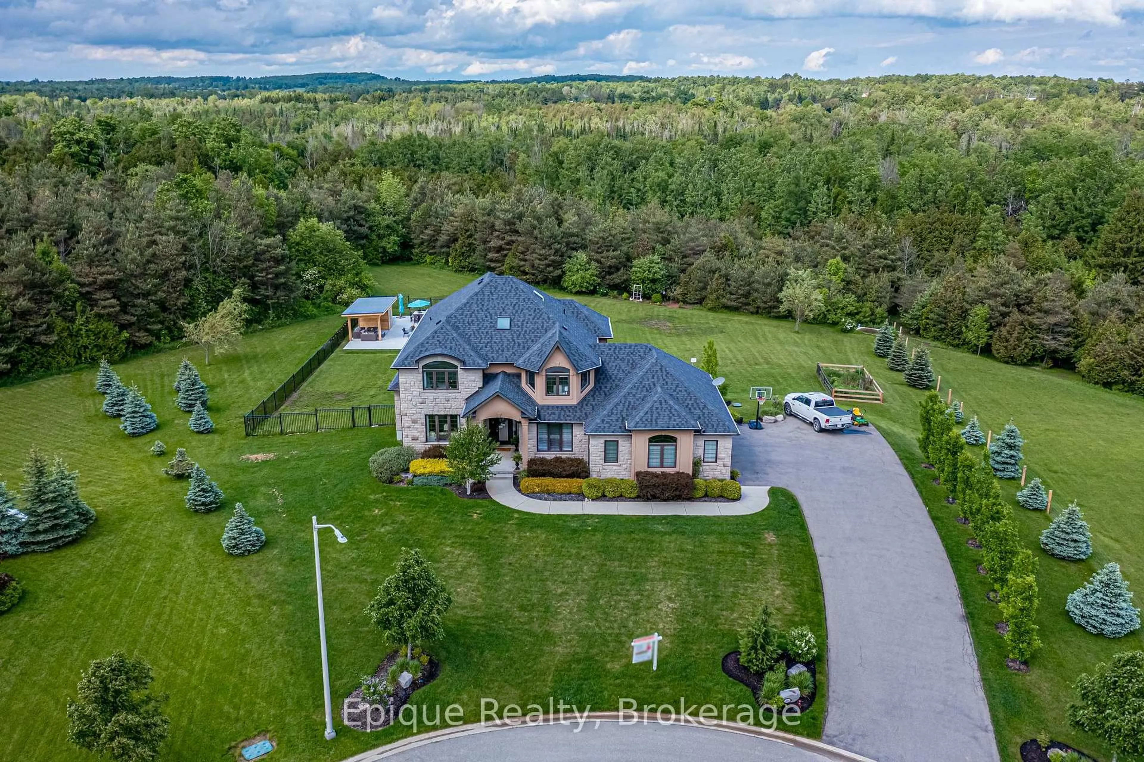 A pic from outside/outdoor area/front of a property/back of a property/a pic from drone, unknown for 125 Crewson Crt, Erin Ontario N0B 2K0