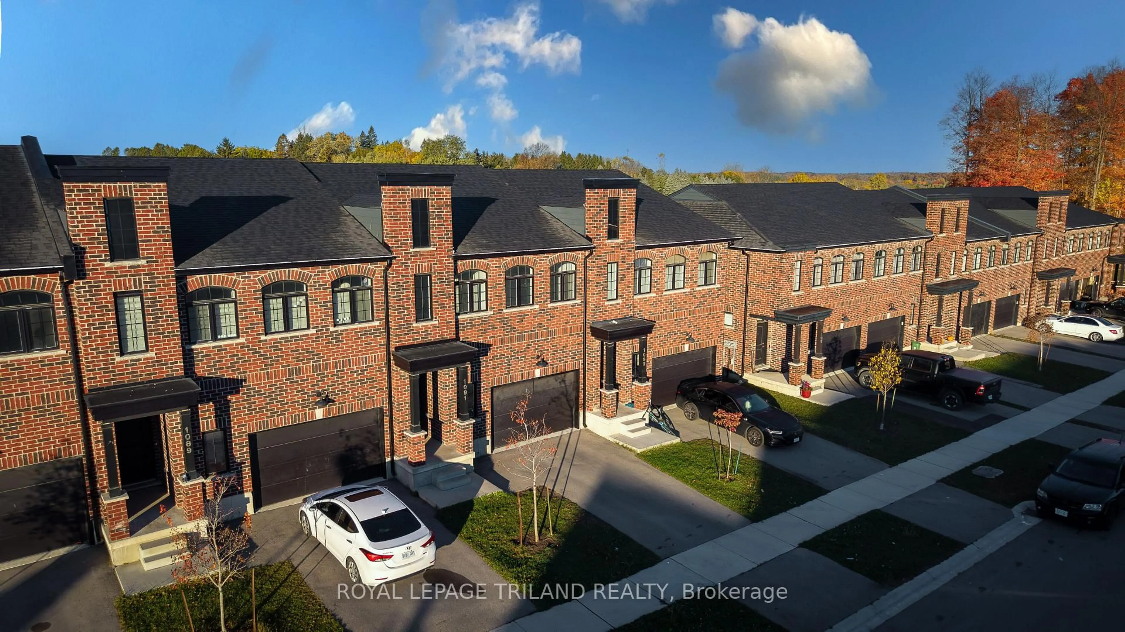 A pic from outside/outdoor area/front of a property/back of a property/a pic from drone, street for 1091 Upperpoint Ave, London South Ontario N6K 0L1