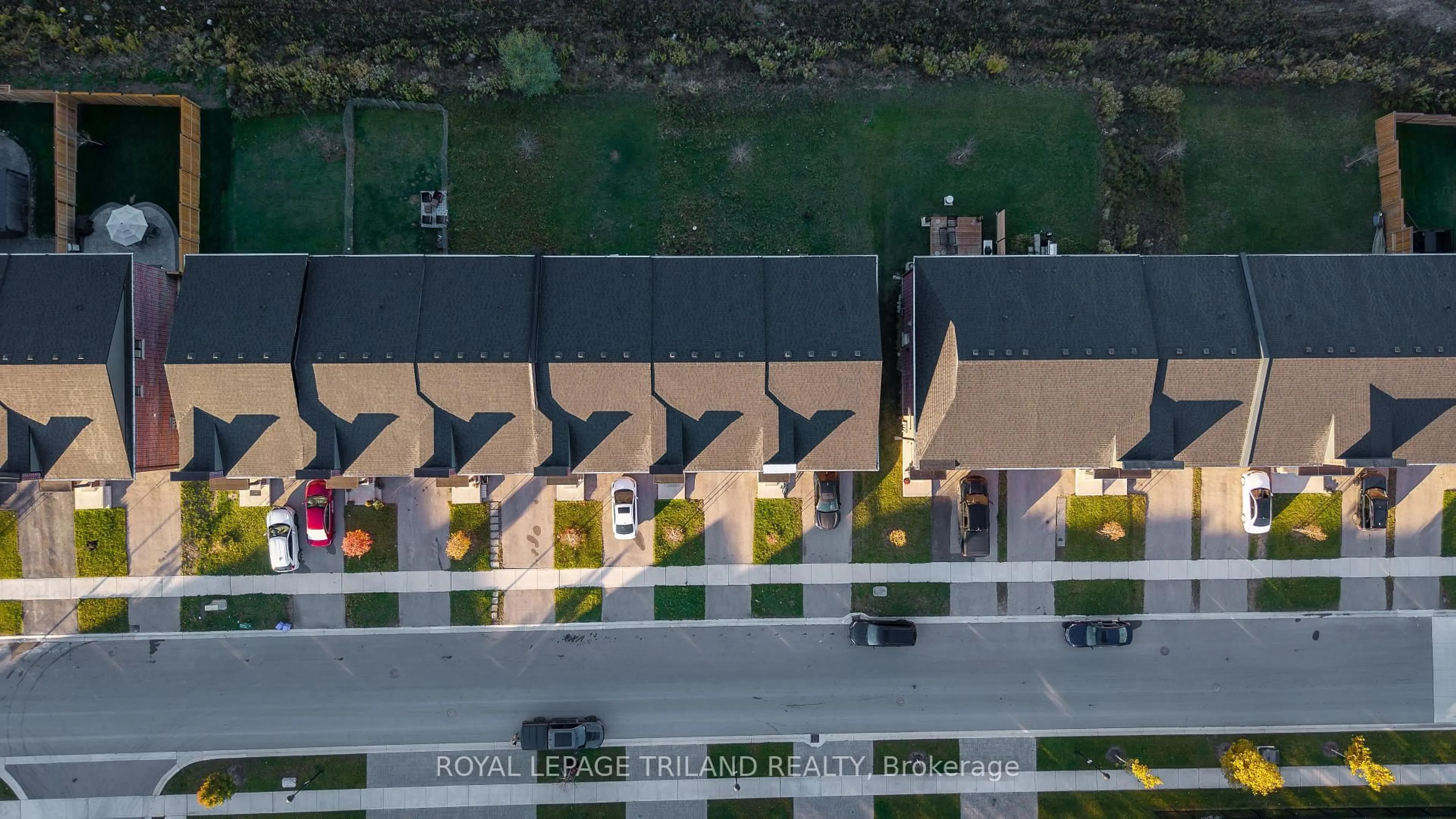 A pic from outside/outdoor area/front of a property/back of a property/a pic from drone, city buildings view from balcony for 1091 Upperpoint Ave, London South Ontario N6K 0L1