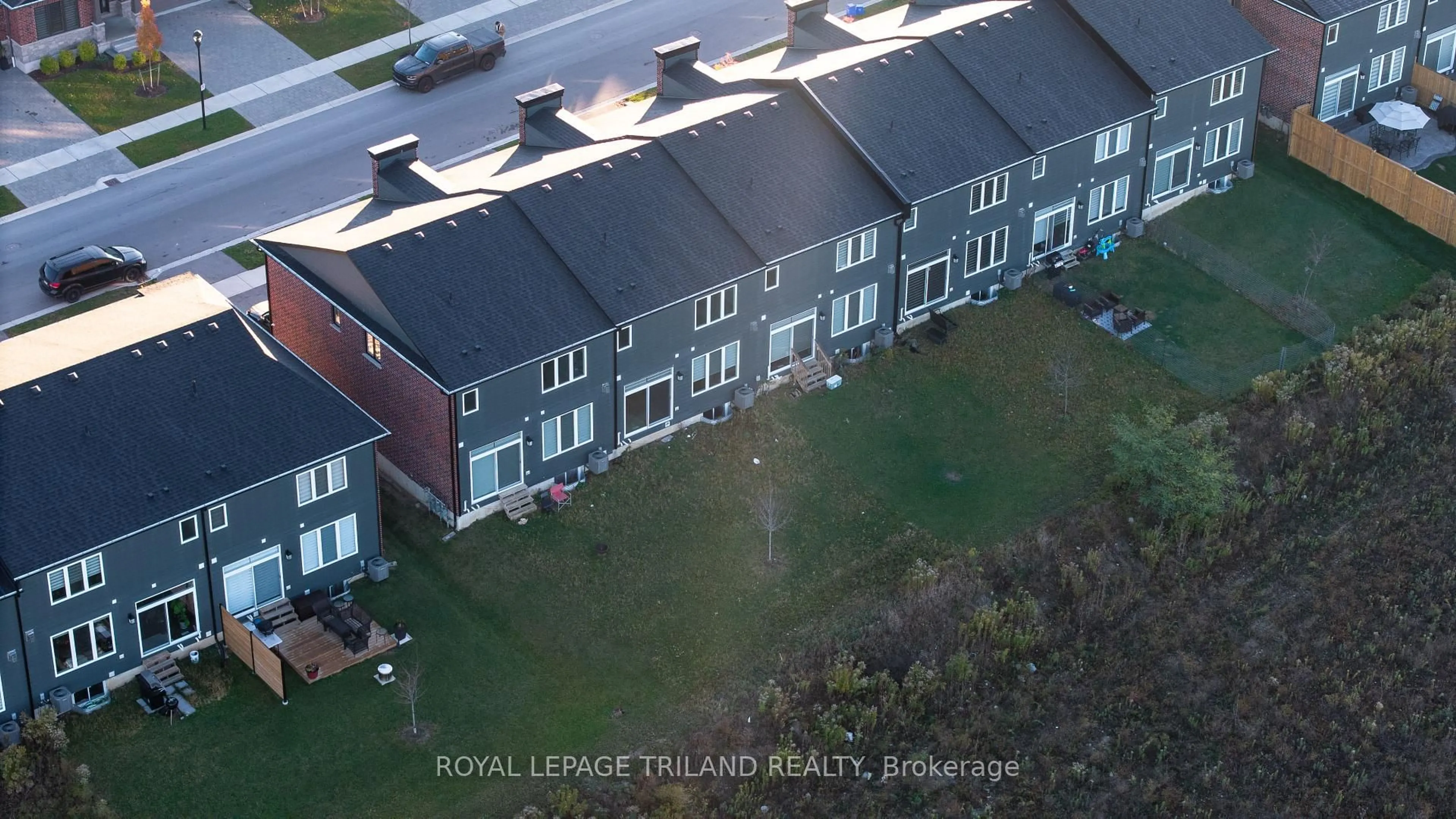 A pic from outside/outdoor area/front of a property/back of a property/a pic from drone, unknown for 1091 Upperpoint Ave, London South Ontario N6K 0L1