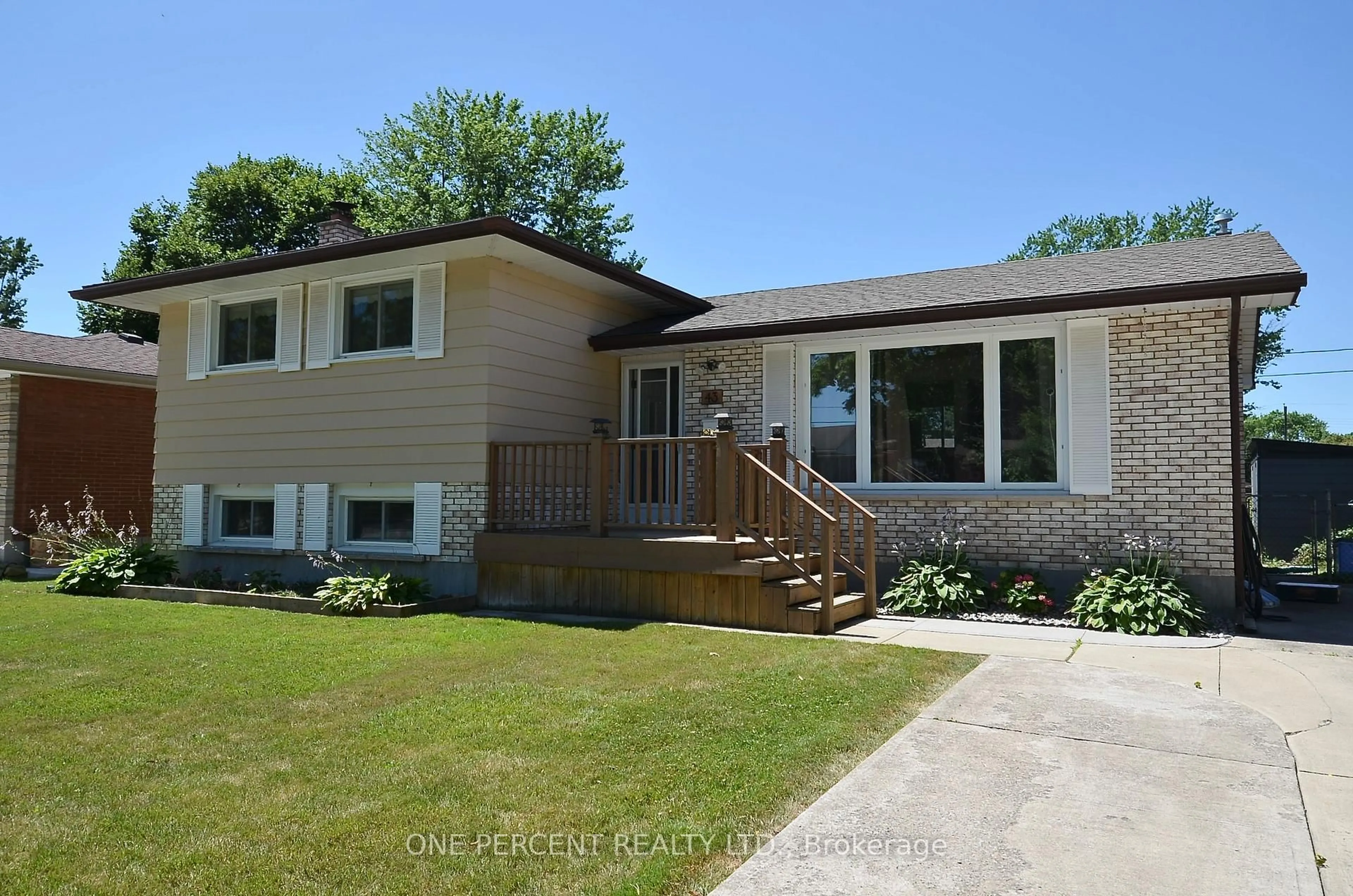 Home with vinyl exterior material, street for 43 Loyalist Dr, Welland Ontario L3C 2X9