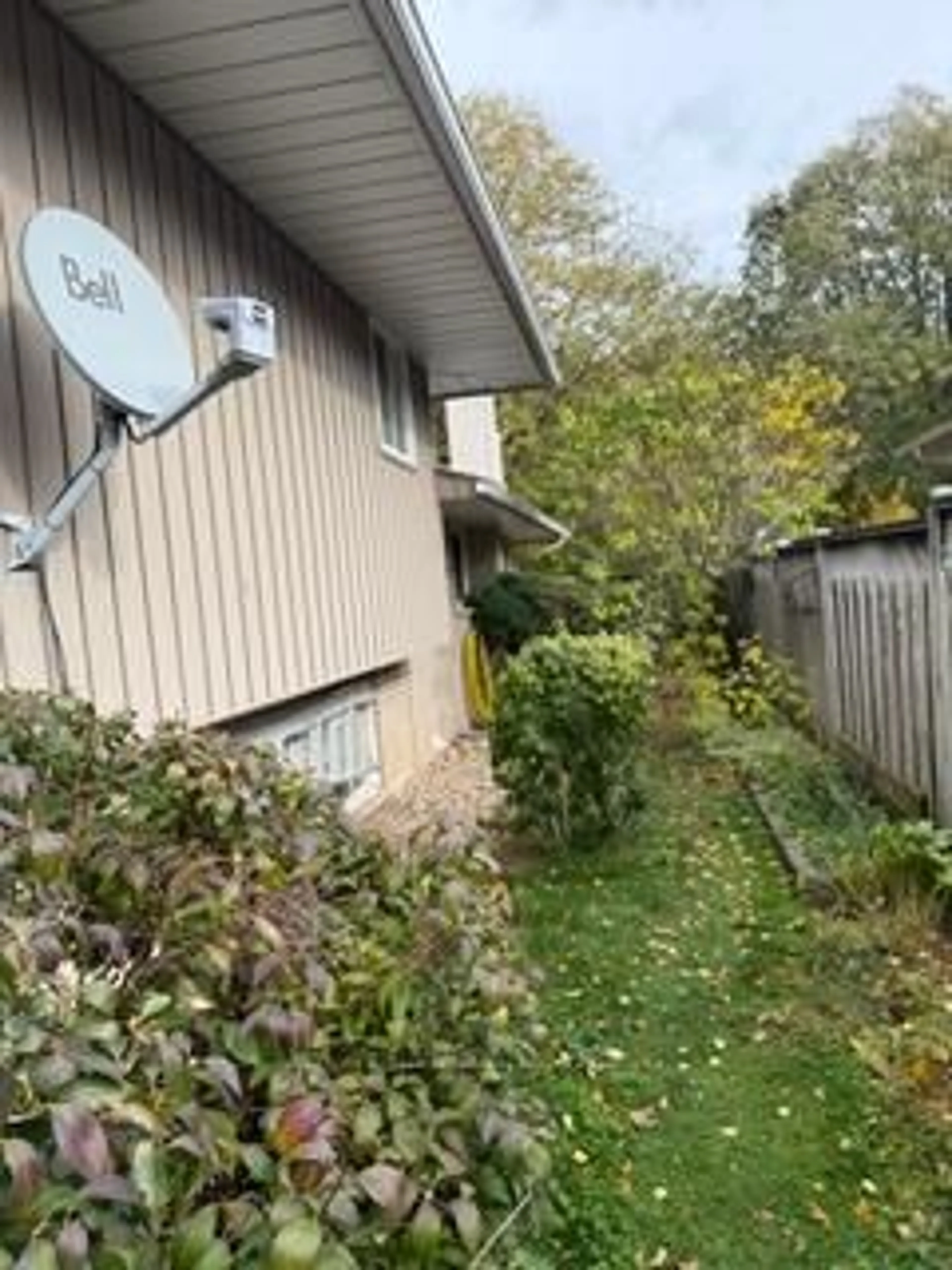 A pic from outside/outdoor area/front of a property/back of a property/a pic from drone, street for 7 Brookbanks Dr, St. Catharines Ontario L2N 3W5
