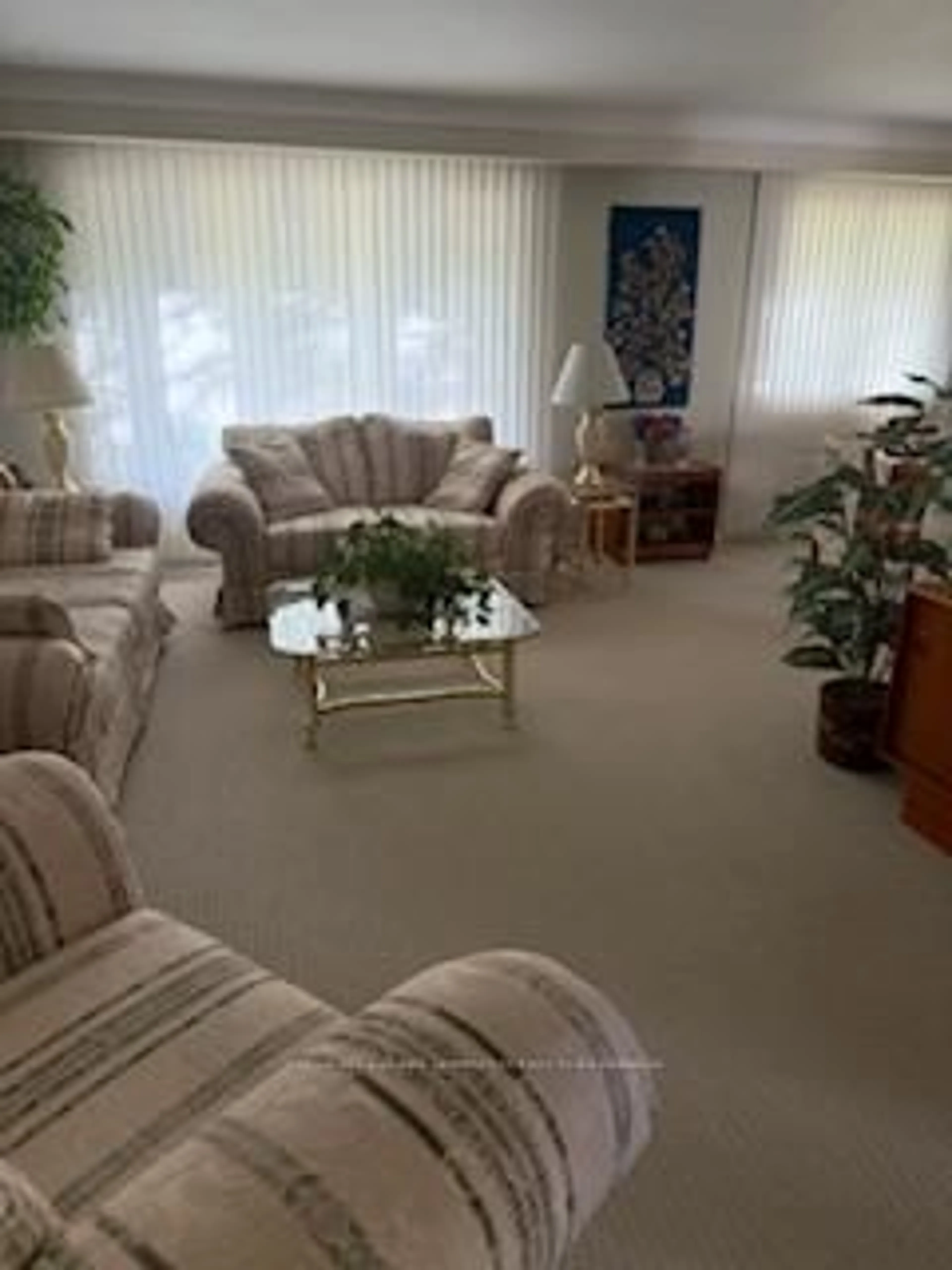 Living room with furniture, carpet floor for 7 Brookbanks Dr, St. Catharines Ontario L2N 3W5