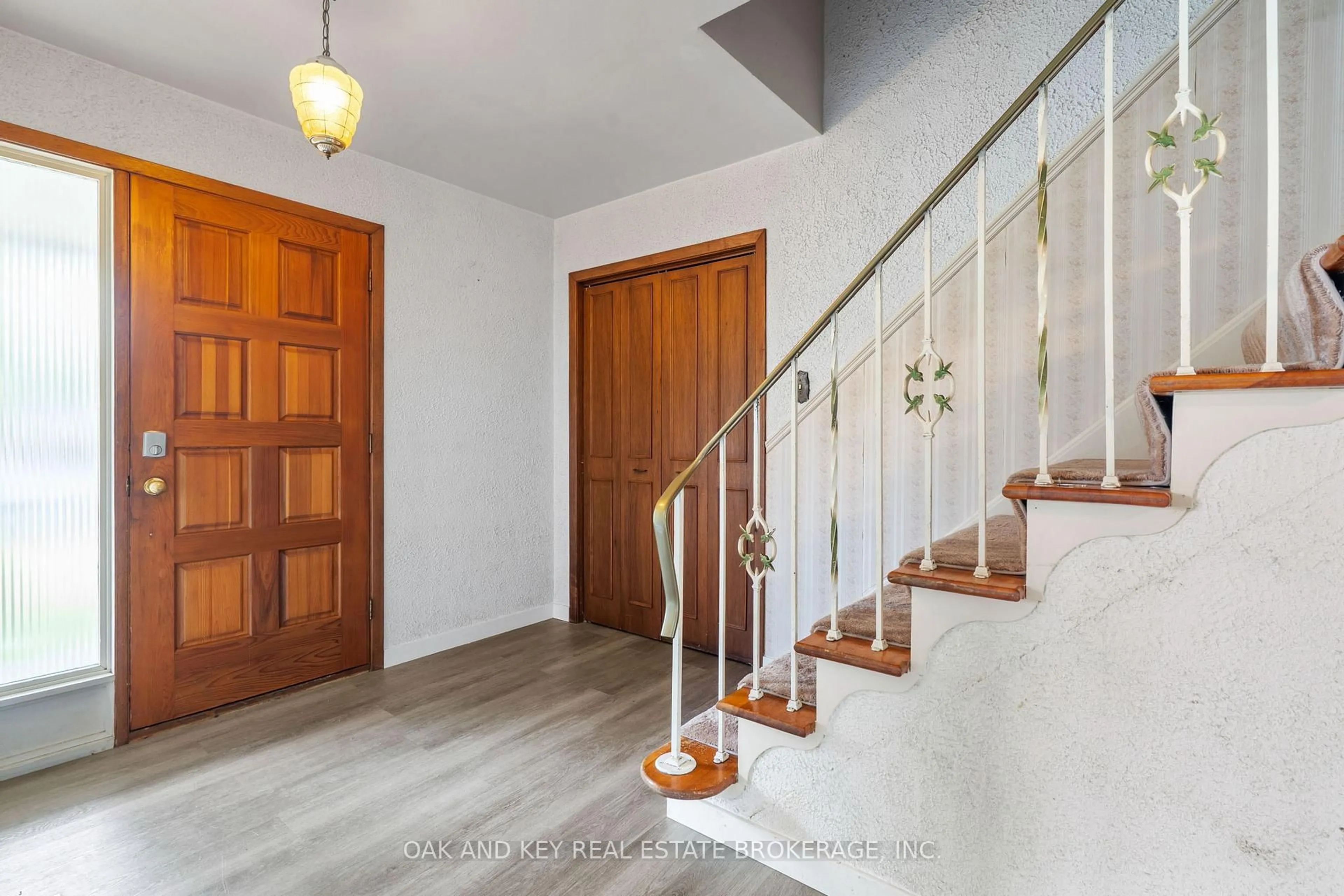 Indoor entryway for 180 Belmont Dr, London South Ontario N6J 2E5