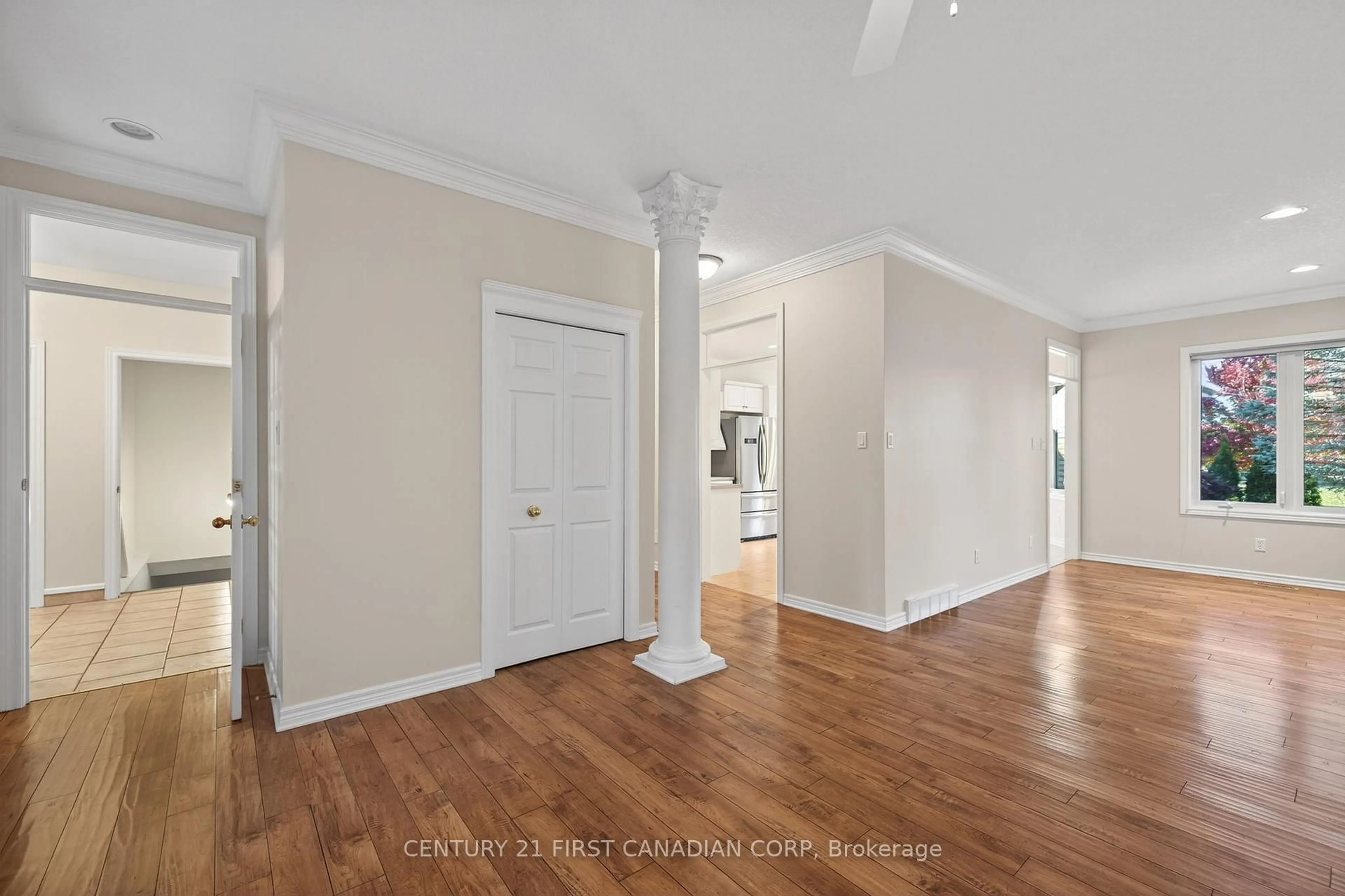 Indoor entryway for 2616 Emerson St, Strathroy-Caradoc Ontario N0L 1W0