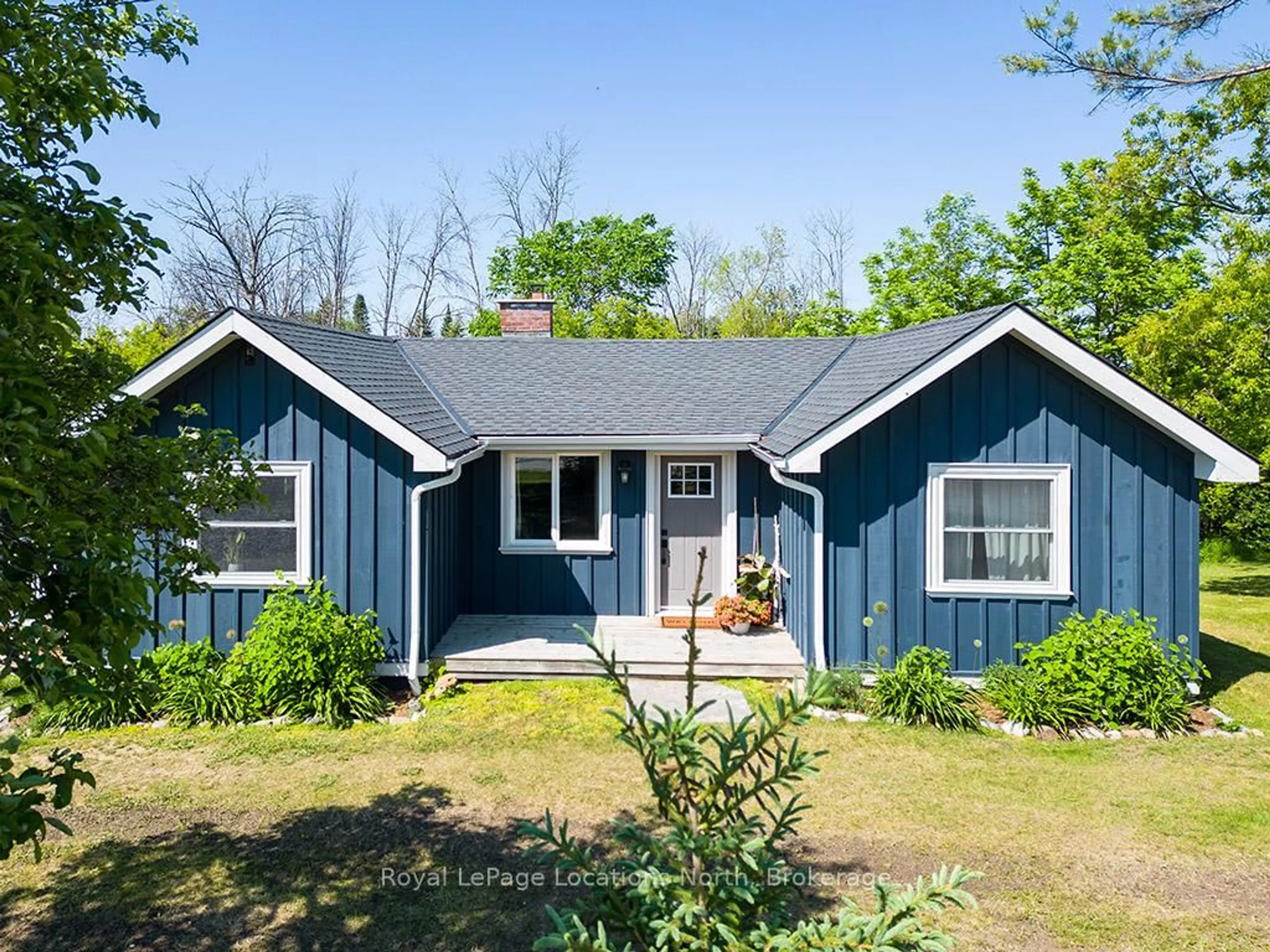 Home with vinyl exterior material, street for 209009 26 Highway, Blue Mountains Ontario N0H 1J0