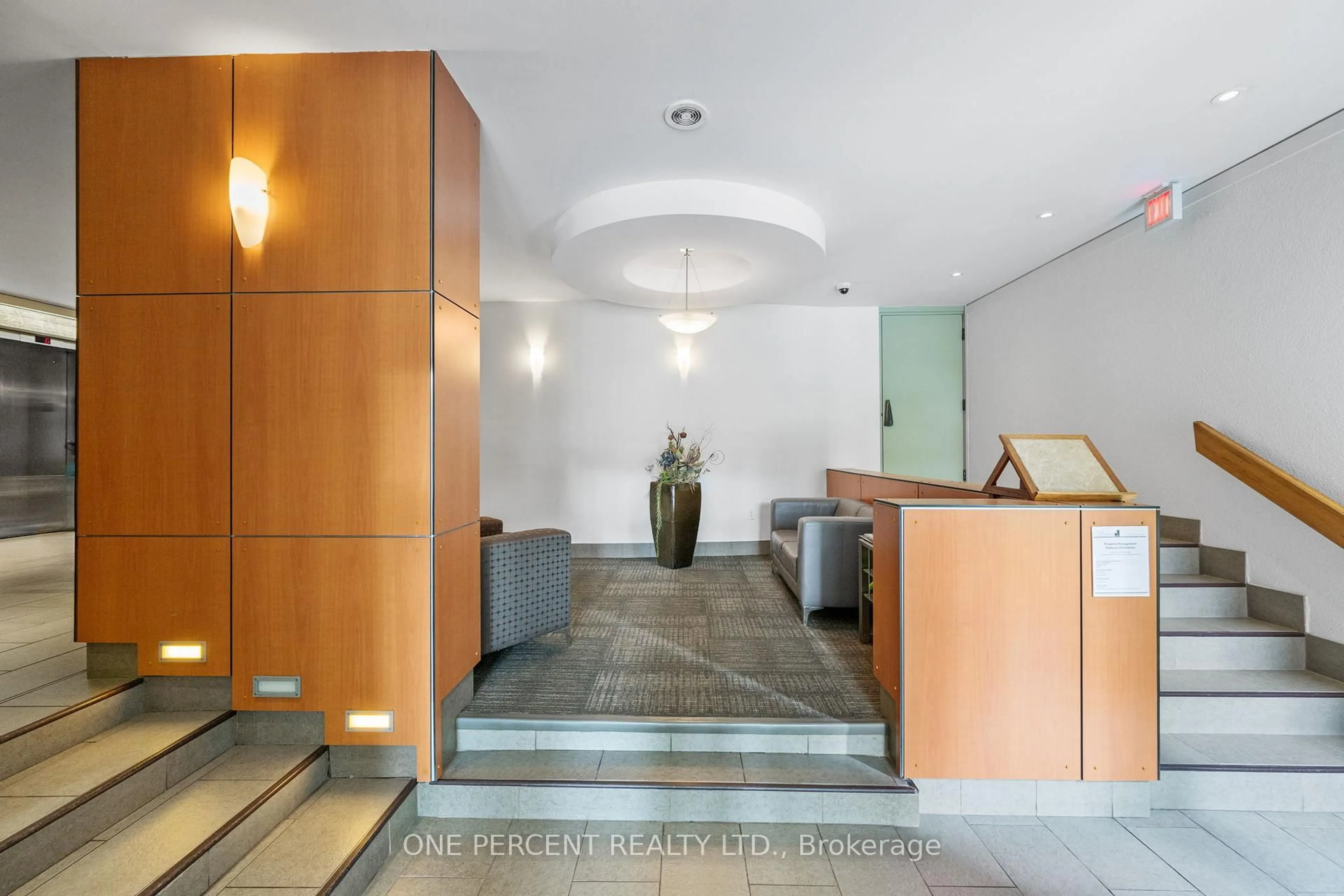 Indoor foyer for 373 Laurier Ave #201, Ottawa Ontario K1N 8X6