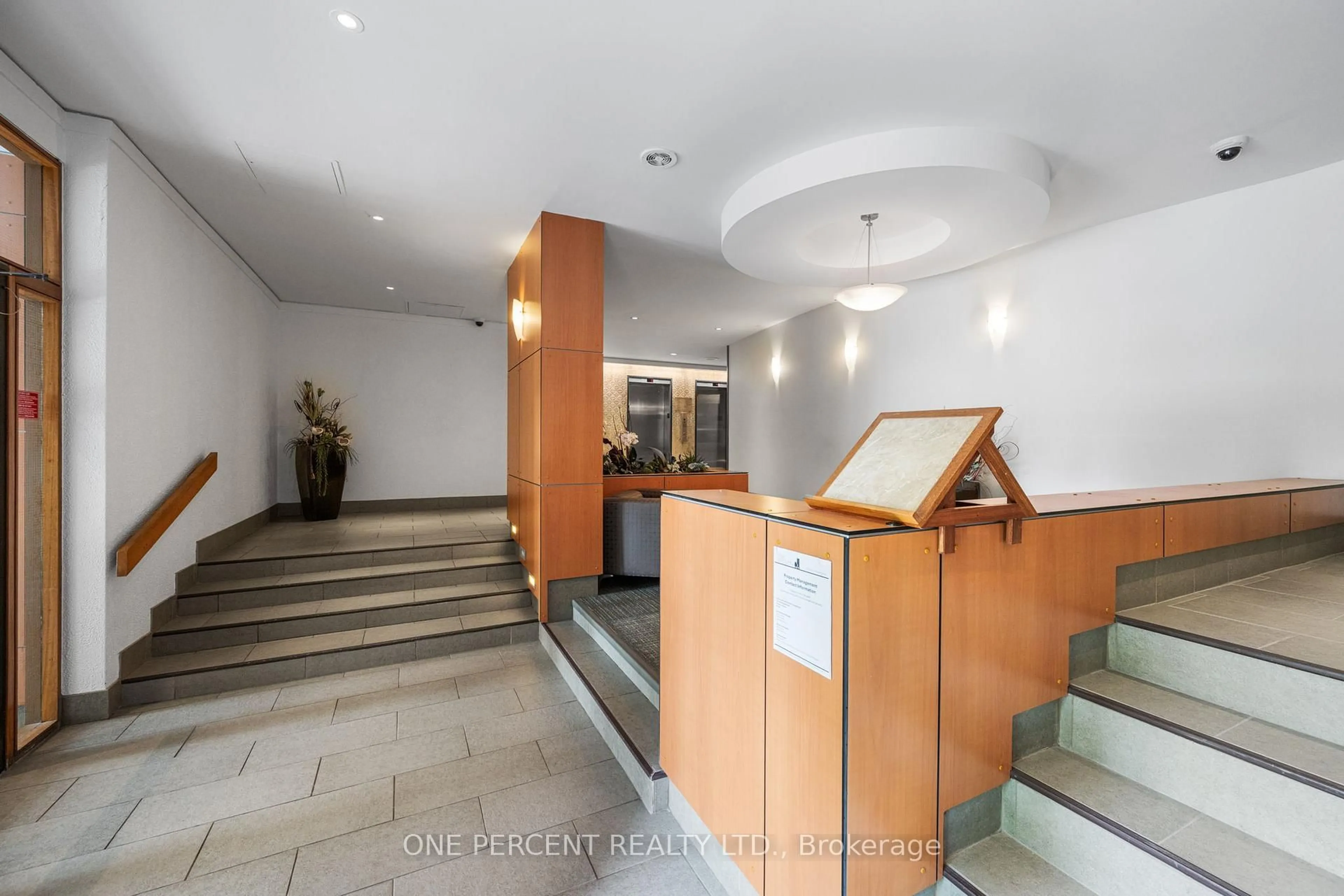 Lobby for 373 Laurier Ave #201, Ottawa Ontario K1N 8X6