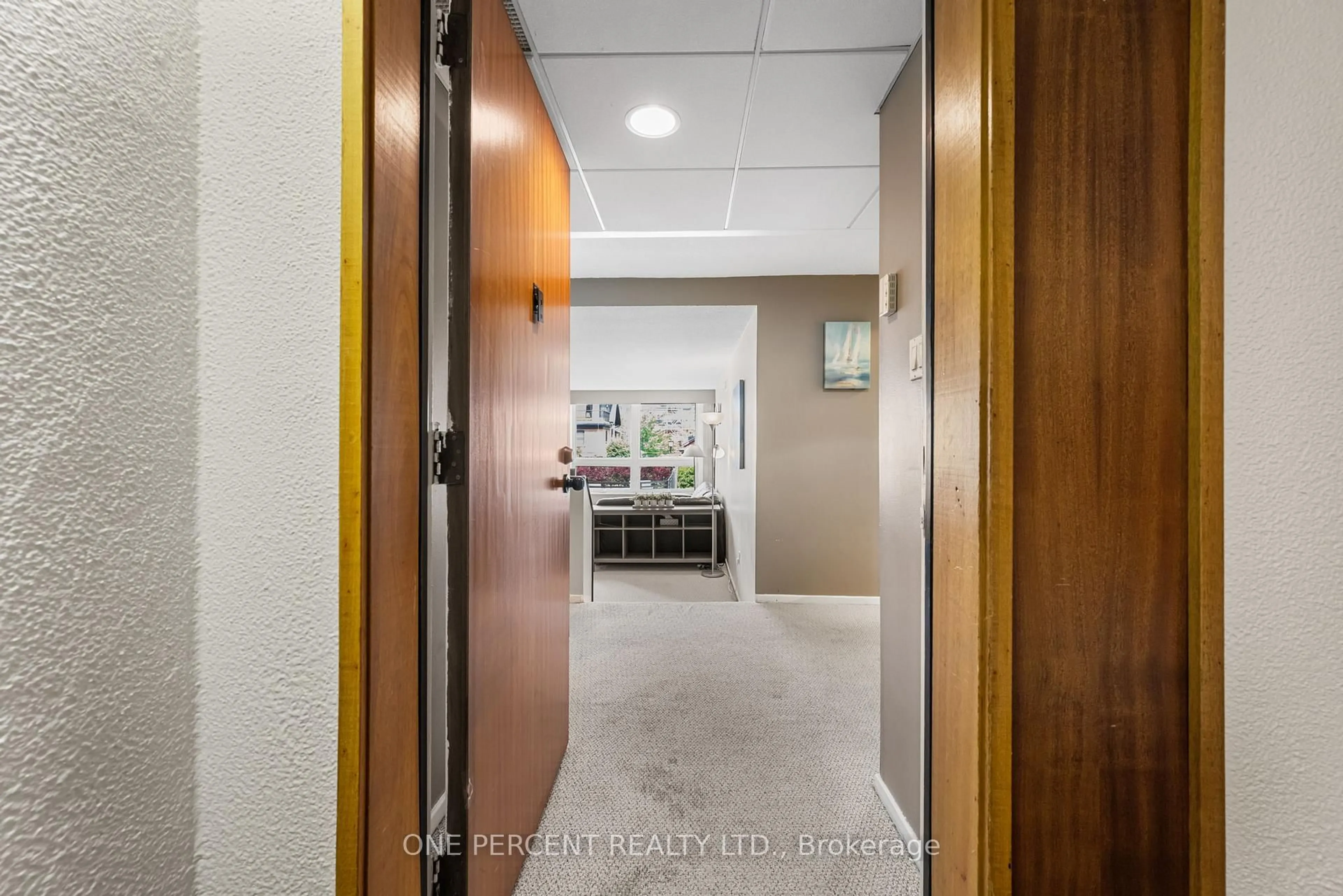 Indoor foyer for 373 Laurier Ave #201, Ottawa Ontario K1N 8X6