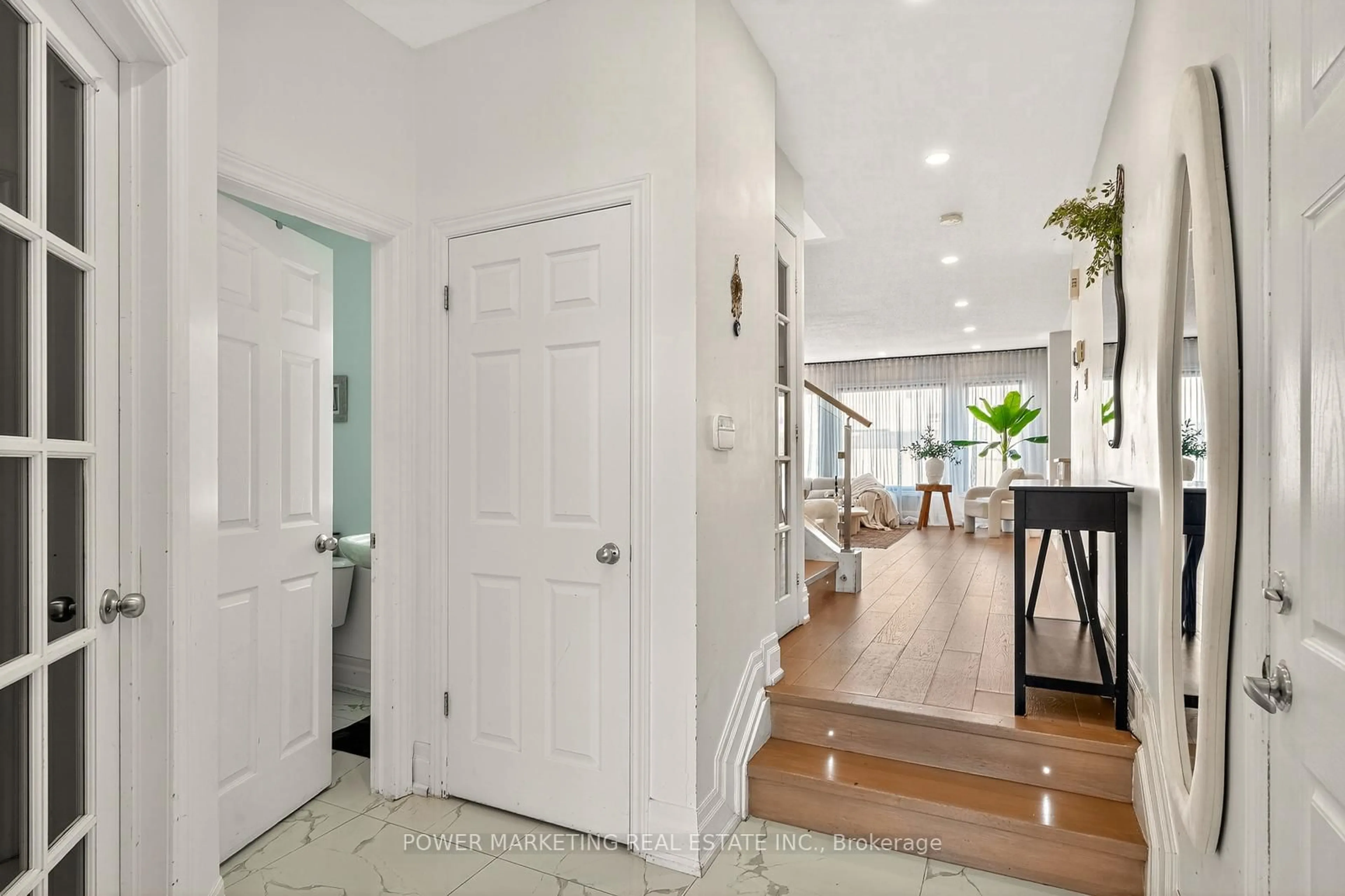 Indoor entryway for 657 Clearbrook Dr #657, Ottawa Ontario K2J 5S1