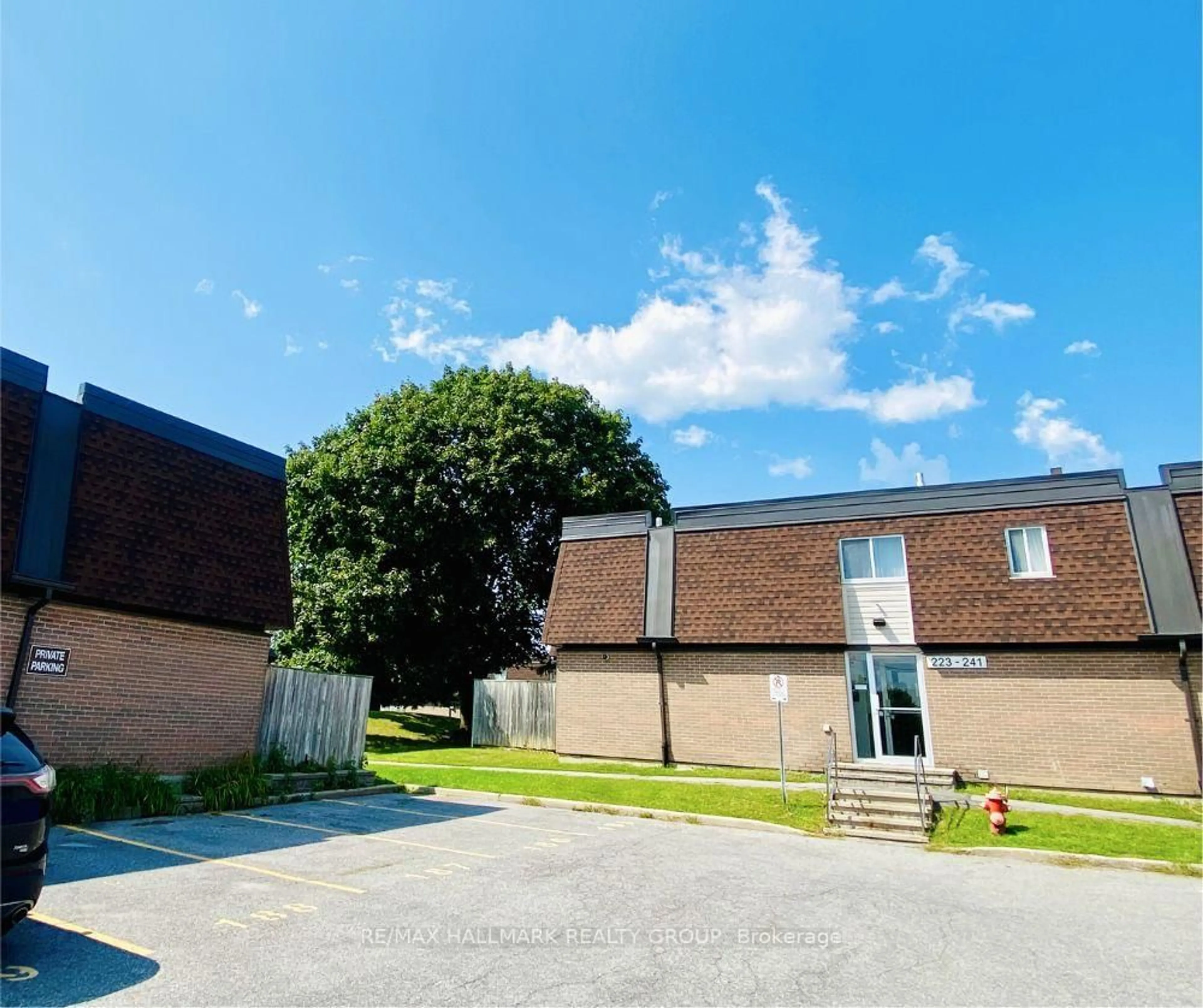 A pic from outside/outdoor area/front of a property/back of a property/a pic from drone, building for 235 Ridgepark Private, Ottawa Ontario K2G 1H1