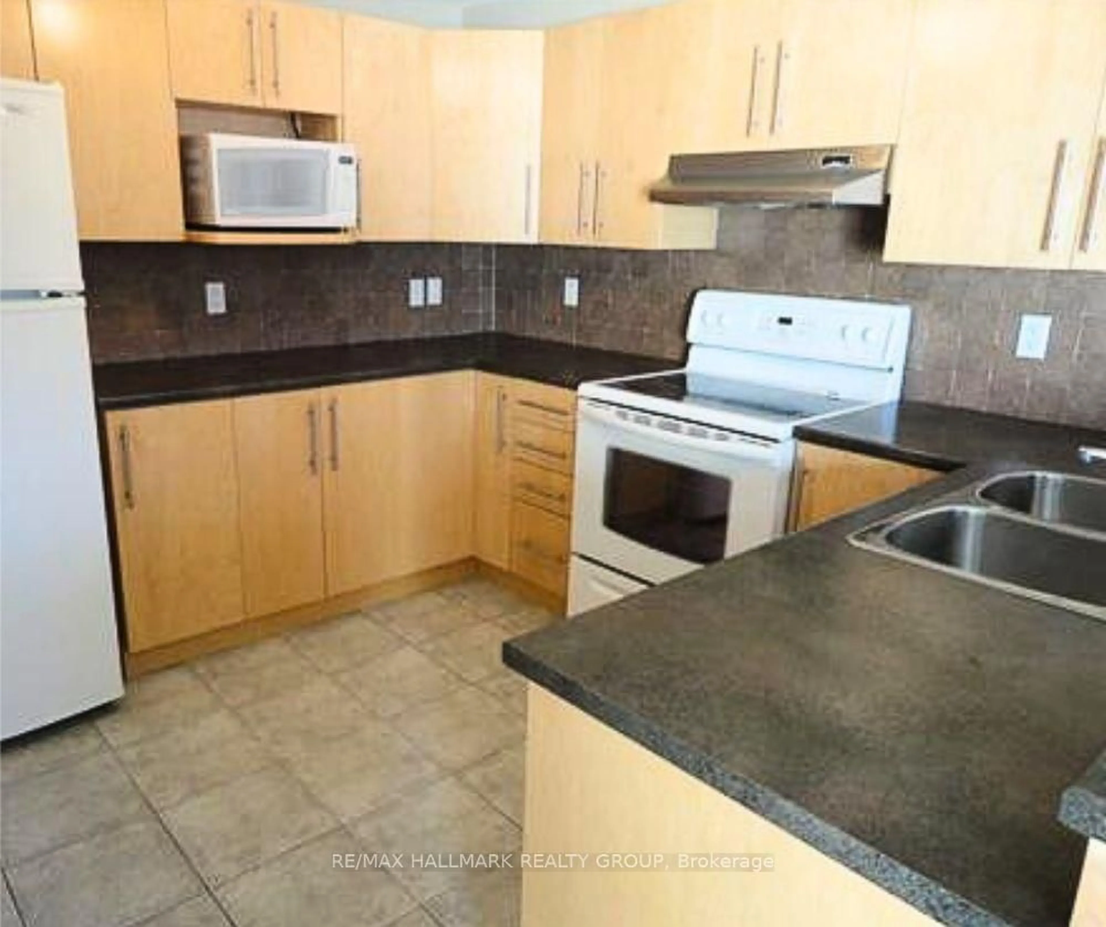 Standard kitchen, ceramic/tile floor for 235 Ridgepark Private, Ottawa Ontario K2G 1H1