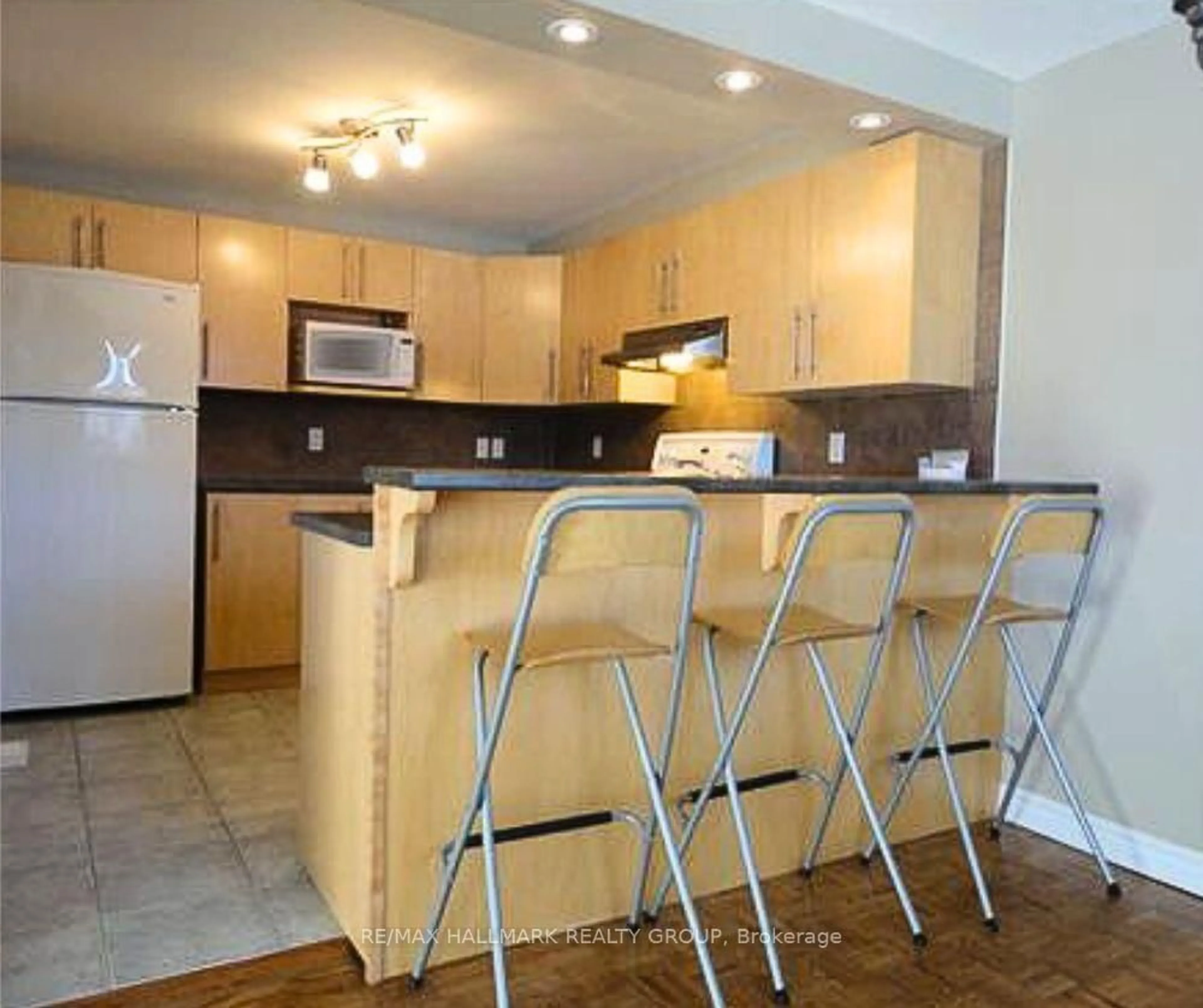 Standard kitchen, unknown for 235 Ridgepark Private, Ottawa Ontario K2G 1H1