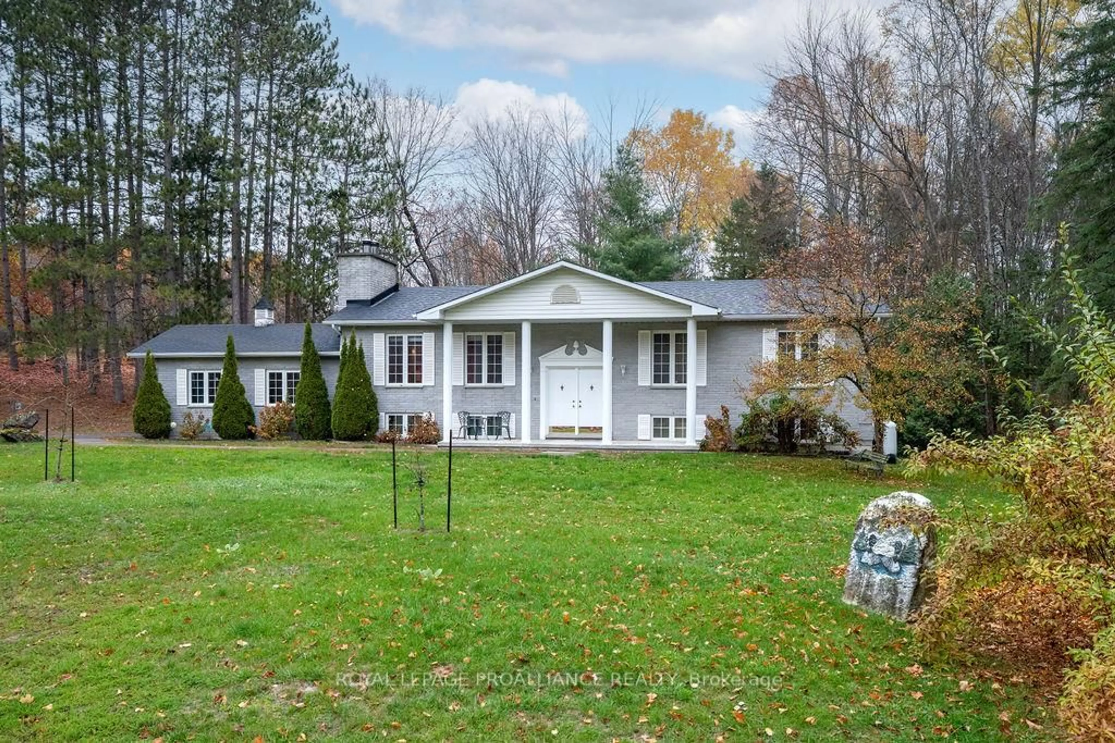 Home with vinyl exterior material, unknown for 37 McCrea Crt, Tweed Ontario K0K 3J0