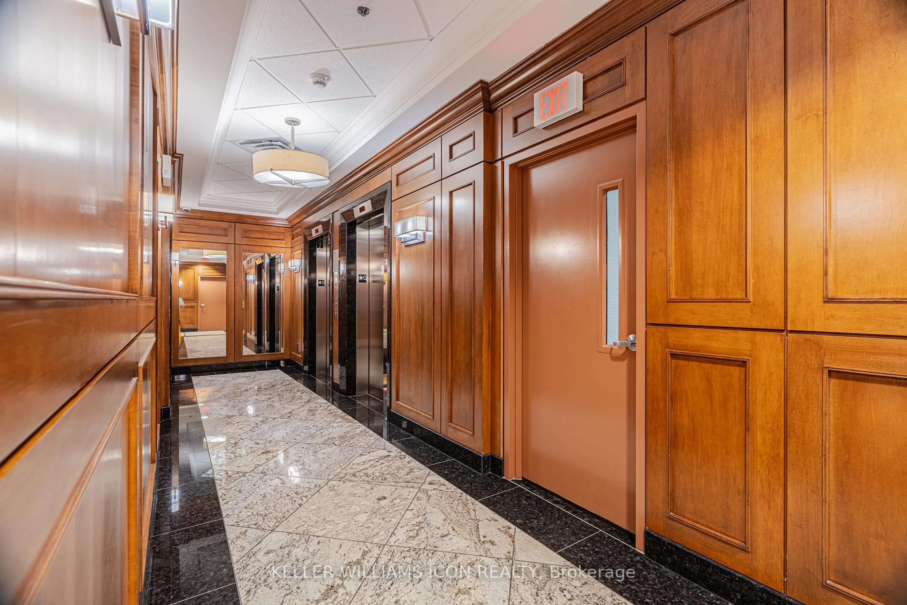 Indoor foyer for 195 Besserer St #2209, Ottawa Ontario K1N 0B6