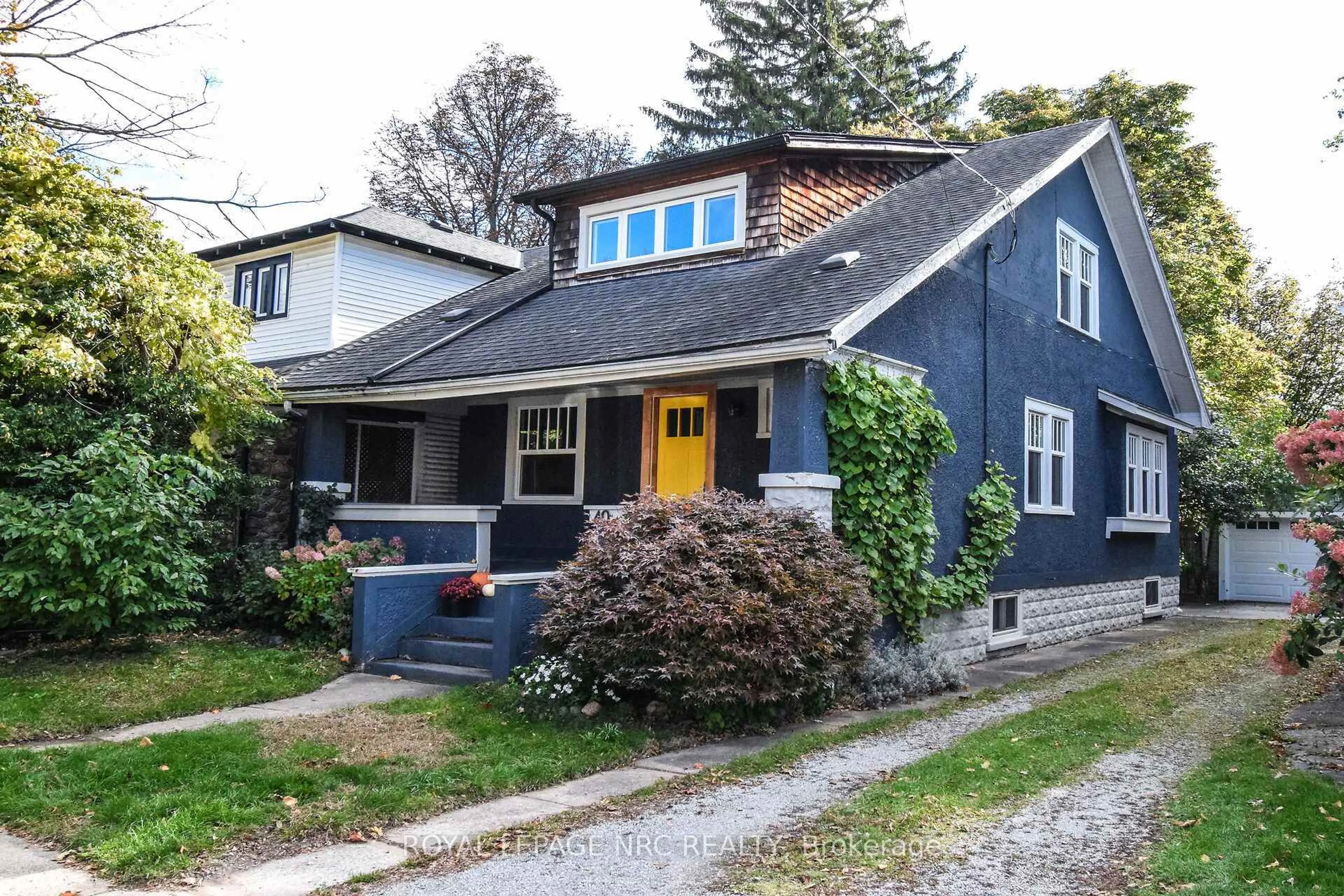 Home with vinyl exterior material, street for 40 Louisa St, St. Catharines Ontario L2R 2J6