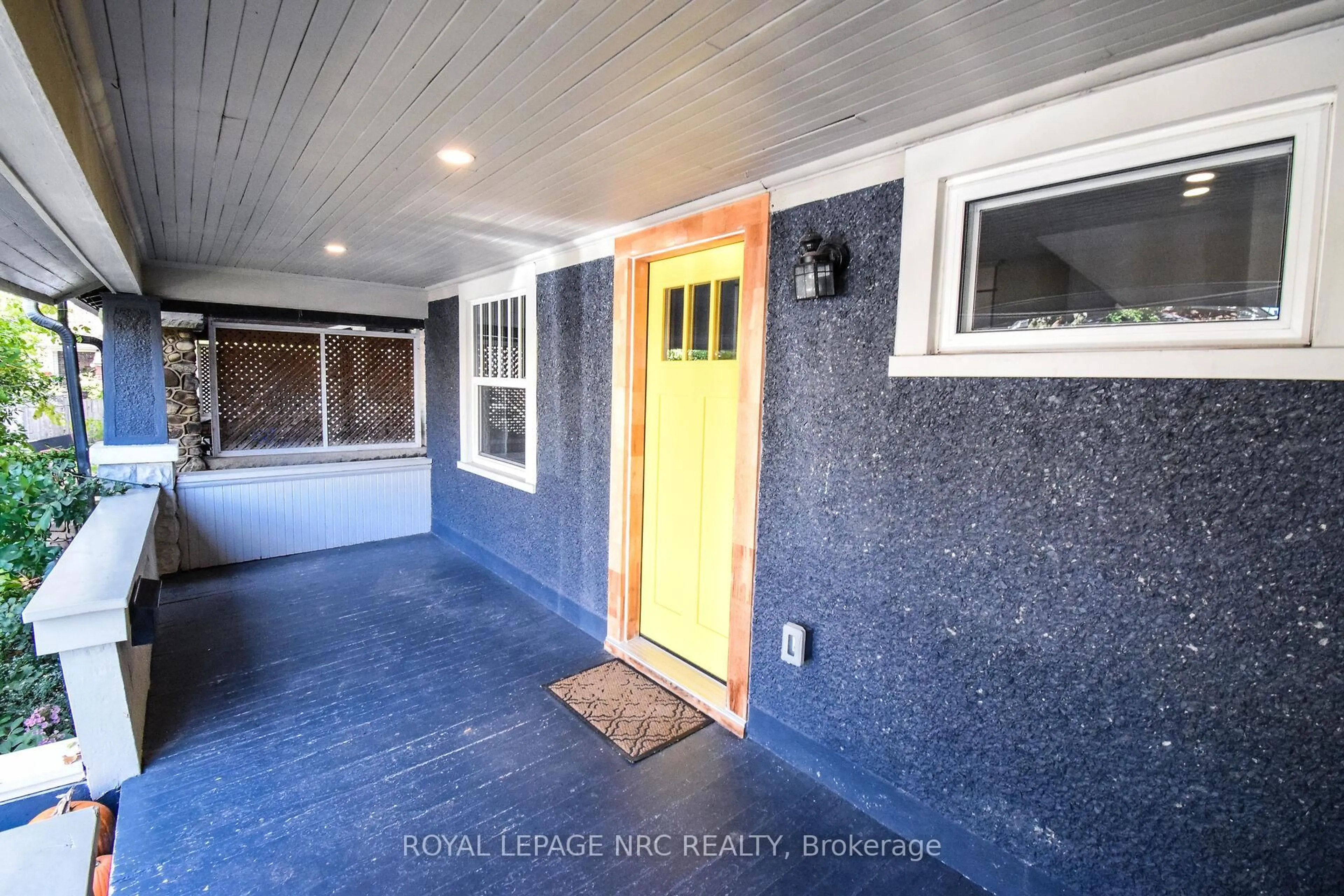 Indoor entryway for 40 Louisa St, St. Catharines Ontario L2R 2J6