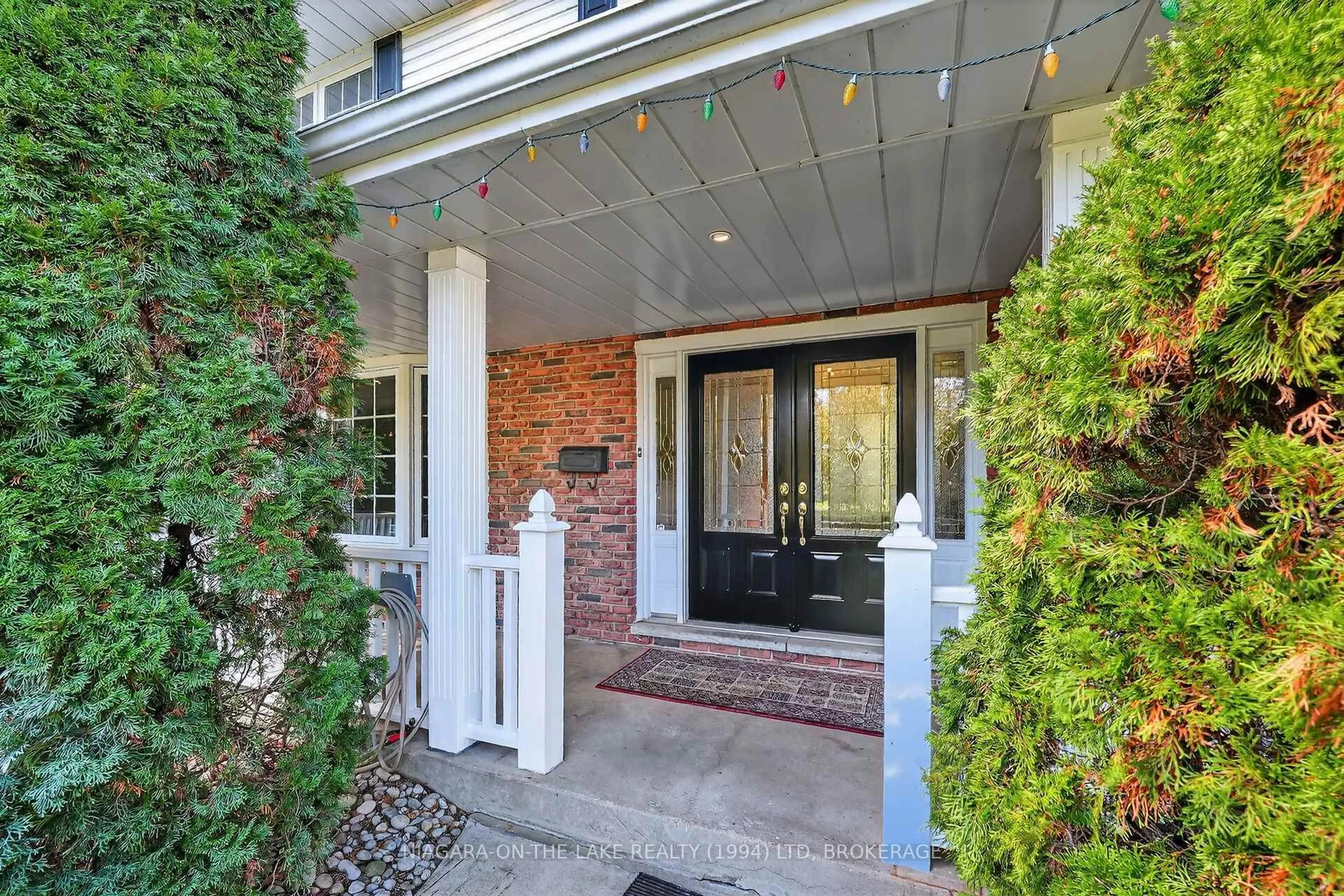 Indoor entryway for 21 Garrison Village Dr, Niagara-on-the-Lake Ontario L0S 1J0