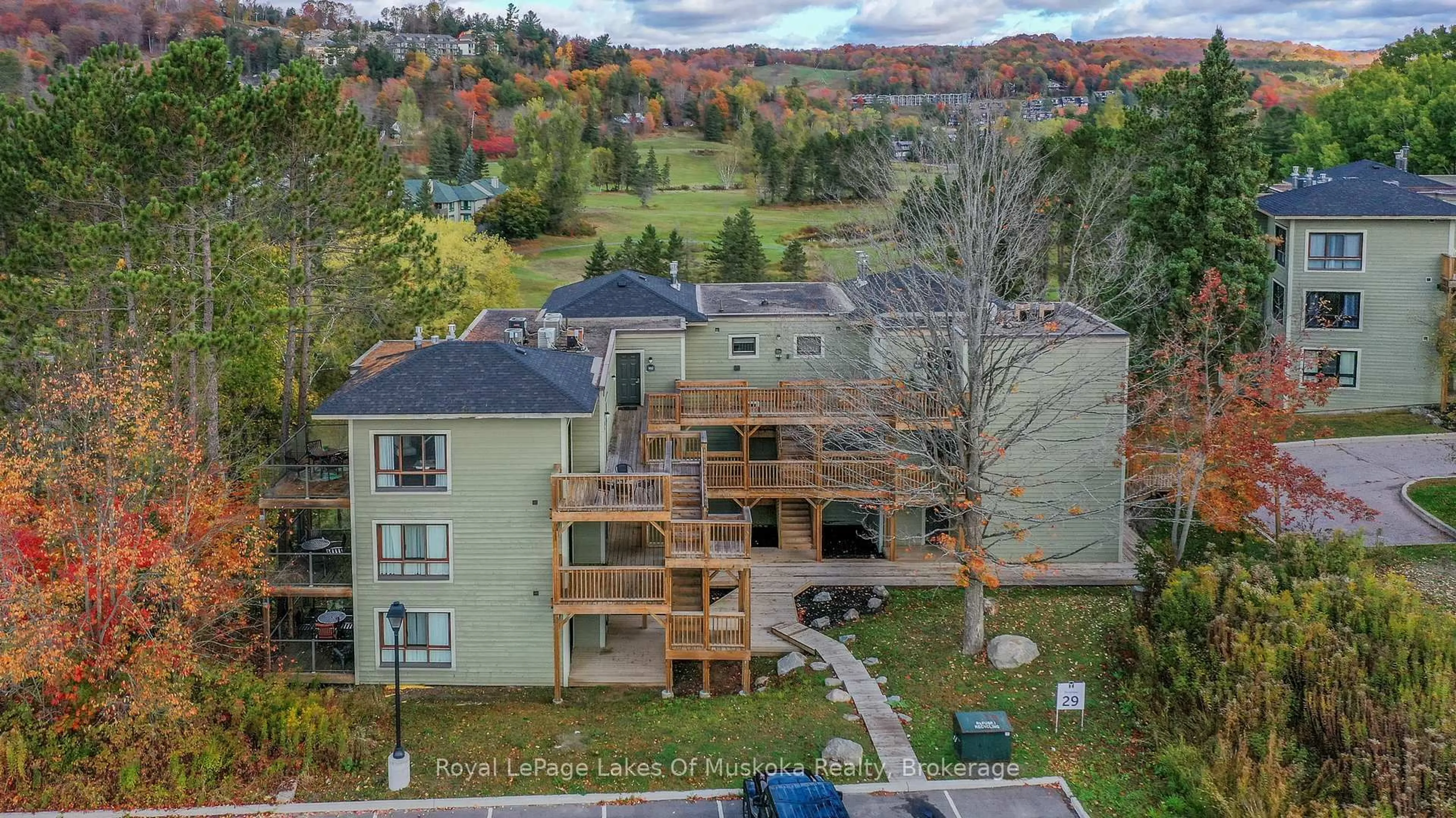 A pic from outside/outdoor area/front of a property/back of a property/a pic from drone, unknown for 29 Tennisview Dr #301, Huntsville Ontario P1H 1A9