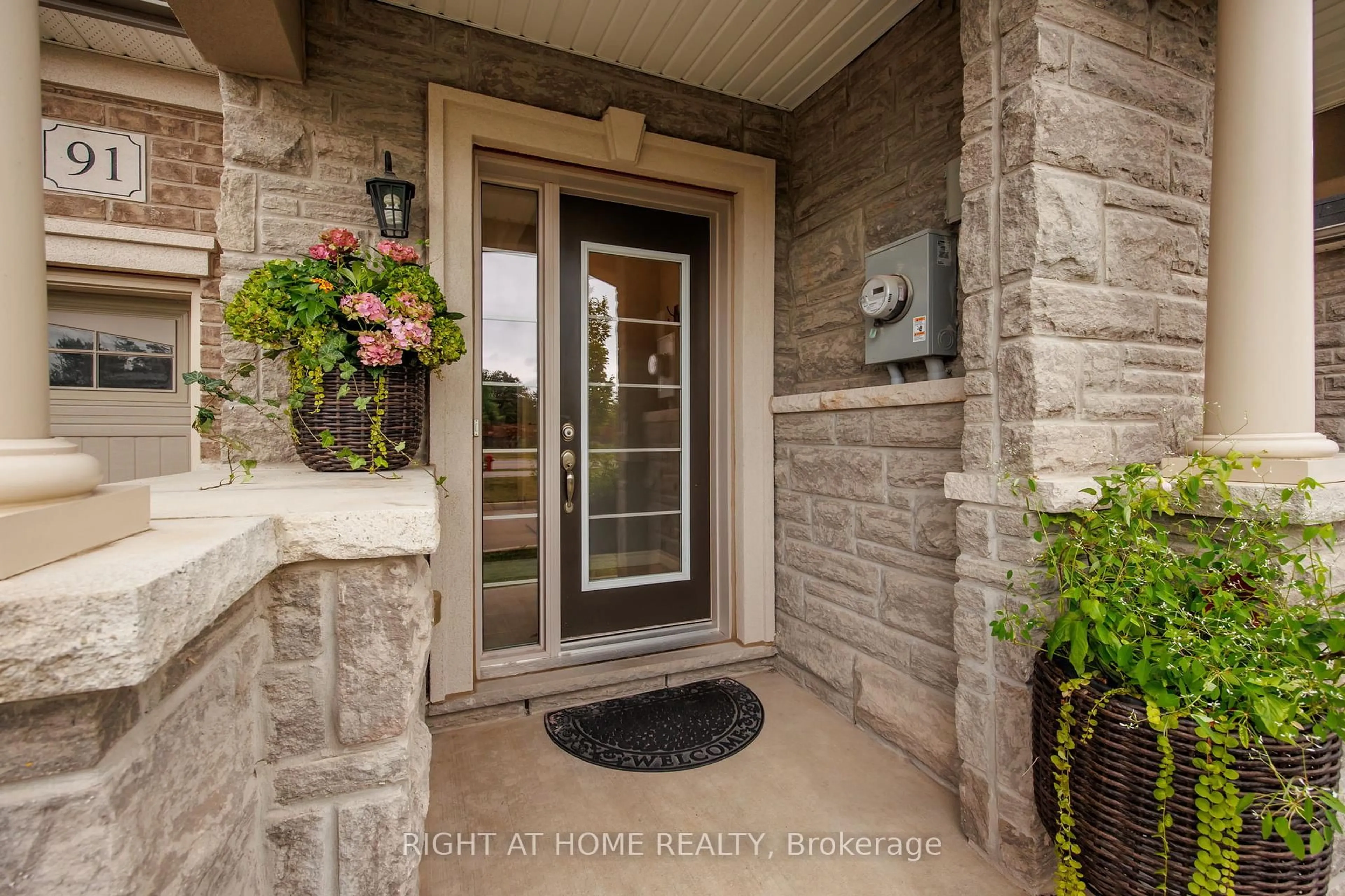Indoor entryway for 91 Borers Creek Circ, Hamilton Ontario L8B 1W3