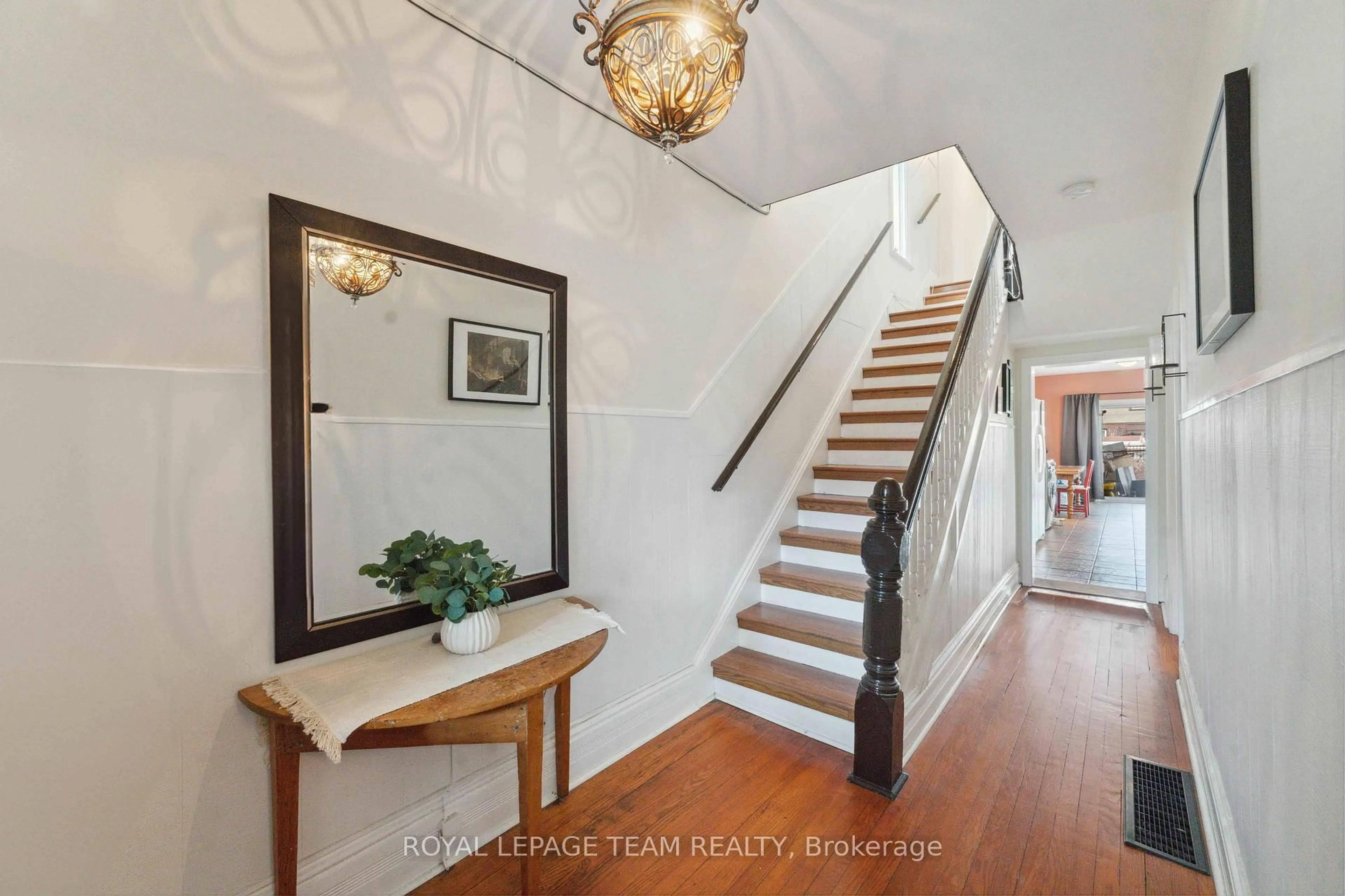 Indoor entryway for 235 Cambridge St, Ottawa Ontario K1R 7B5