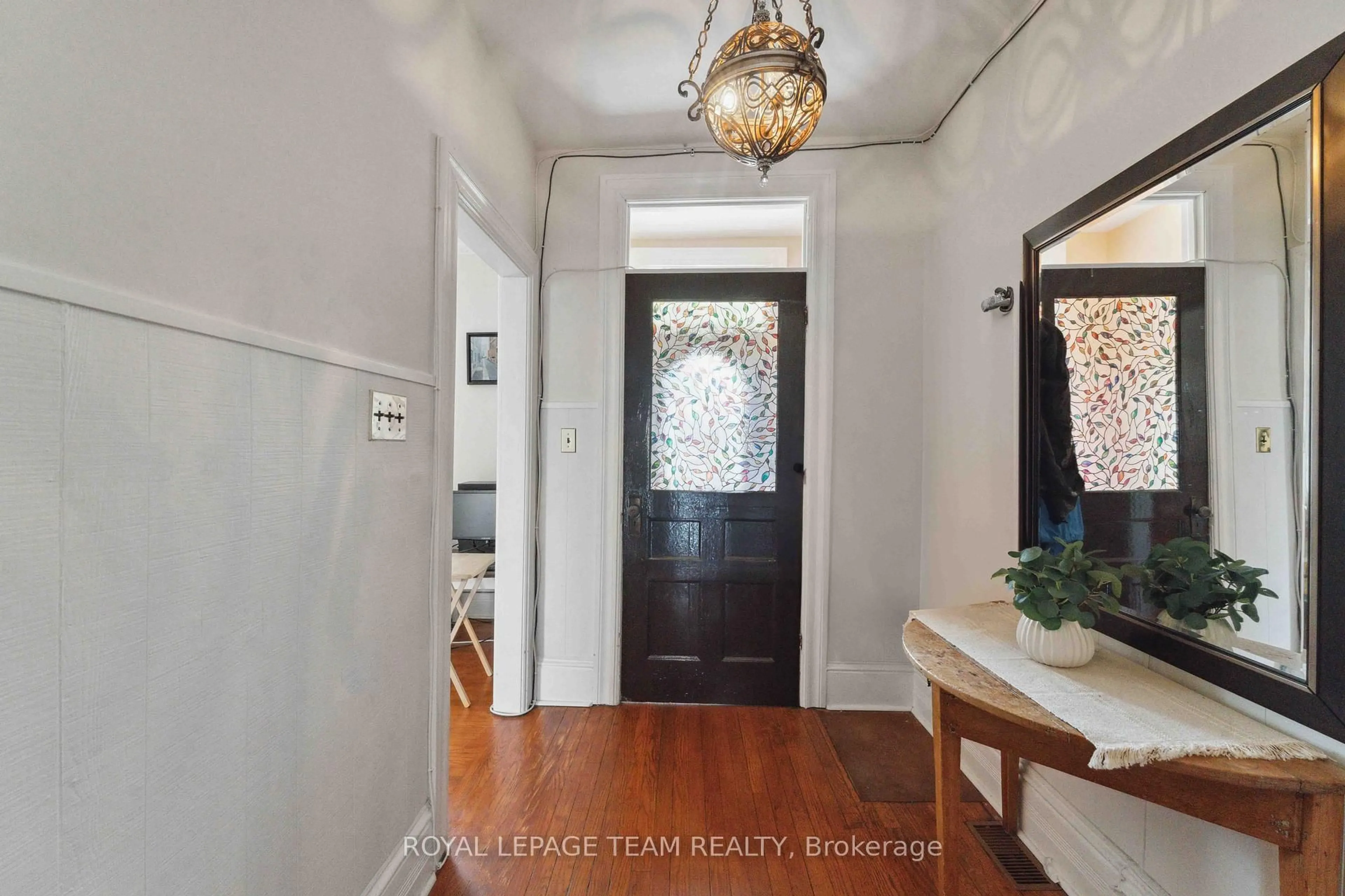 Indoor entryway for 235 Cambridge St, Ottawa Ontario K1R 7B5