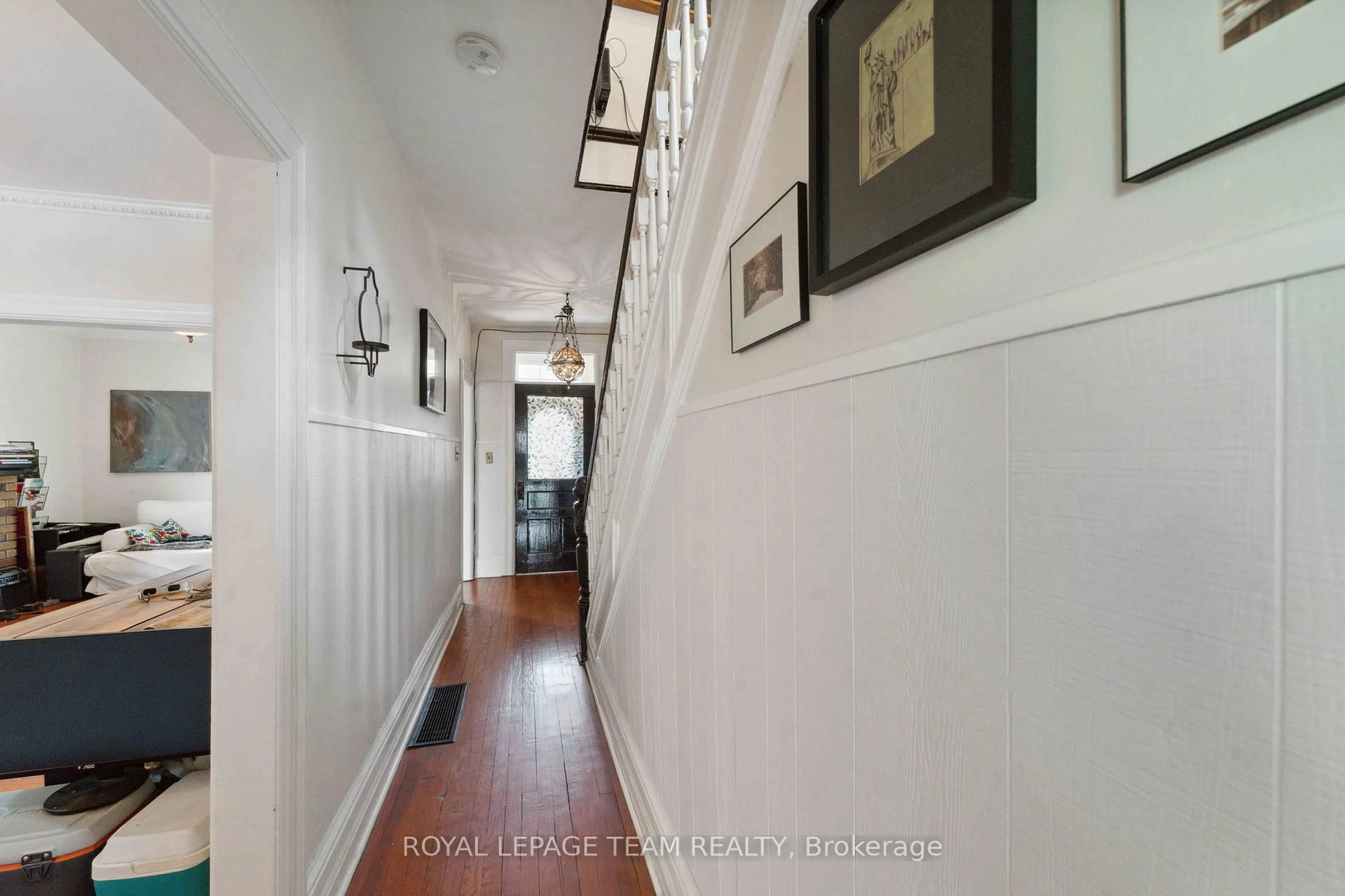 Indoor entryway for 235 Cambridge St, Ottawa Ontario K1R 7B5