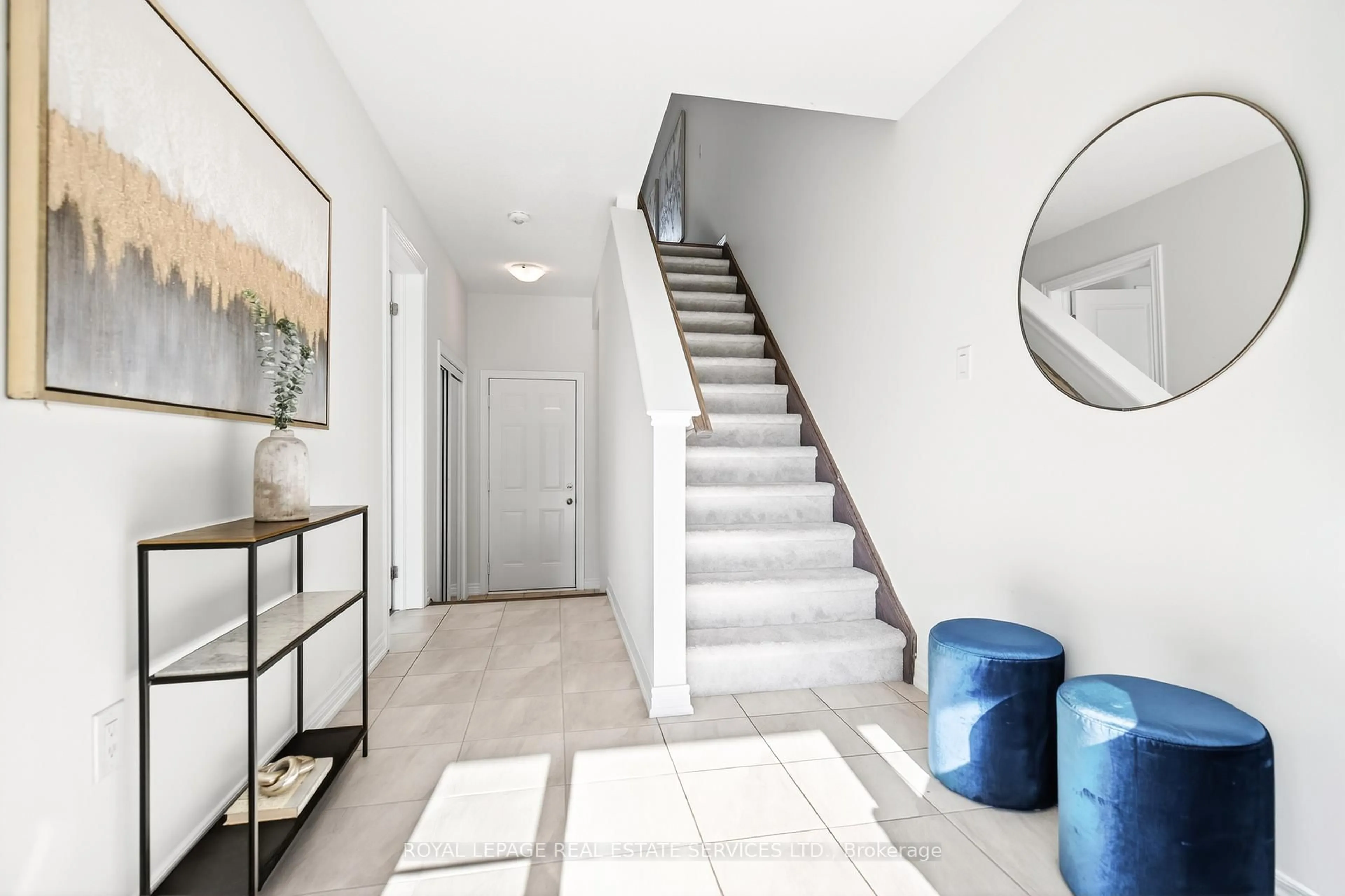 Indoor entryway for 13 Canoe Lane, Hamilton Ontario L8K 0A3