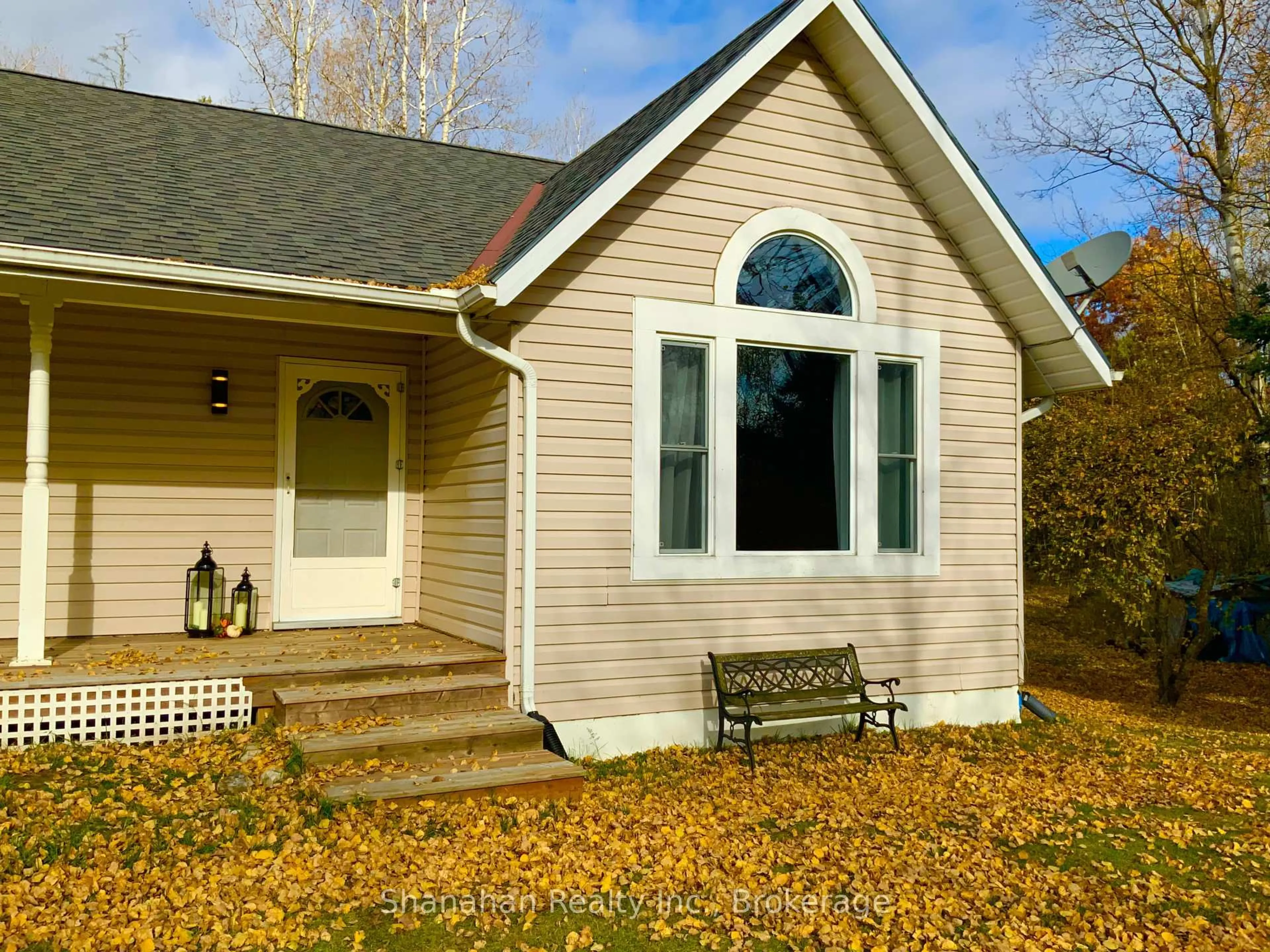 Home with vinyl exterior material, unknown for 20 Cape Hurd Rd, Northern Bruce Peninsula Ontario N0H 2R0