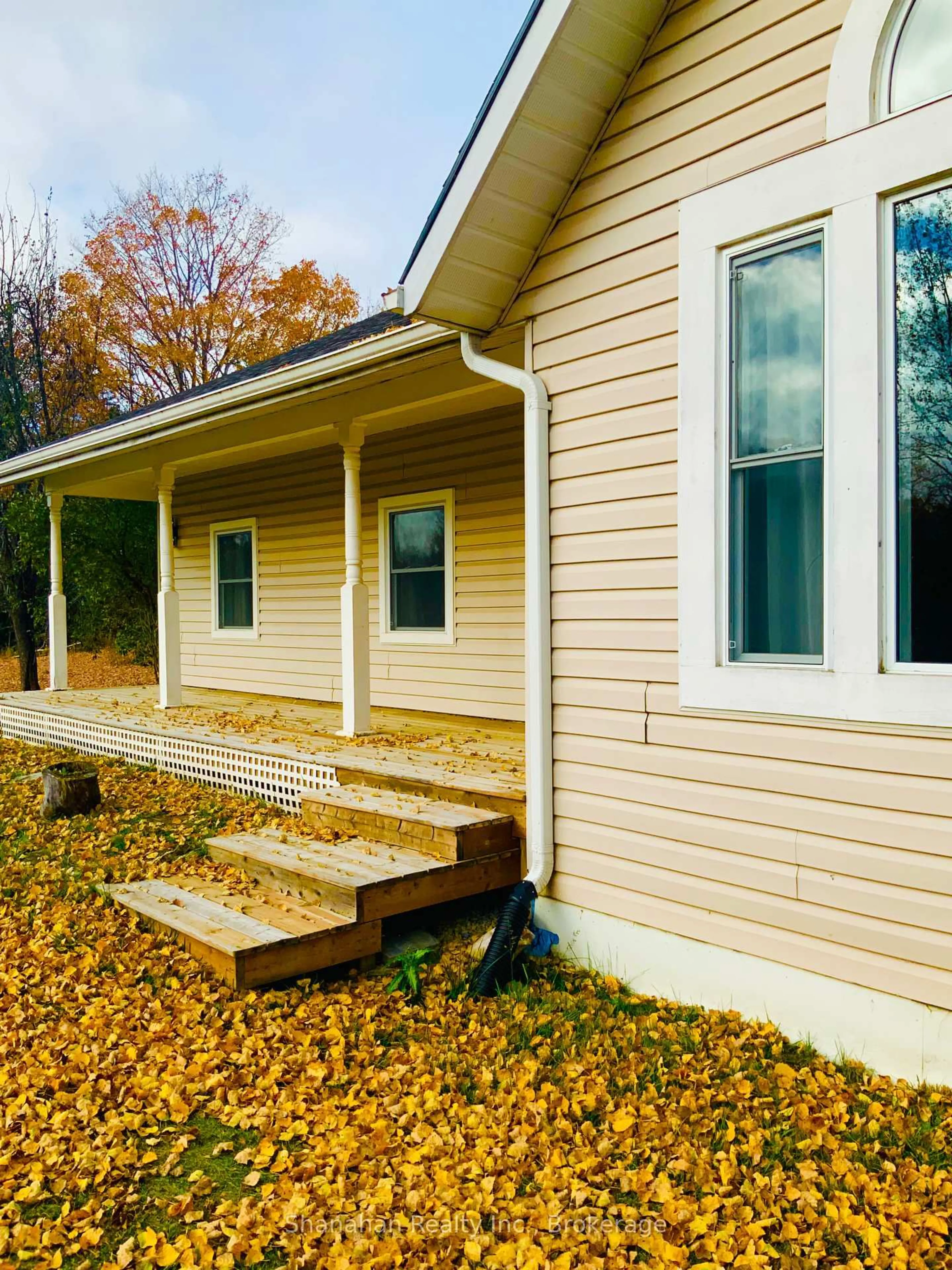 Home with vinyl exterior material, unknown for 20 Cape Hurd Rd, Northern Bruce Peninsula Ontario N0H 2R0