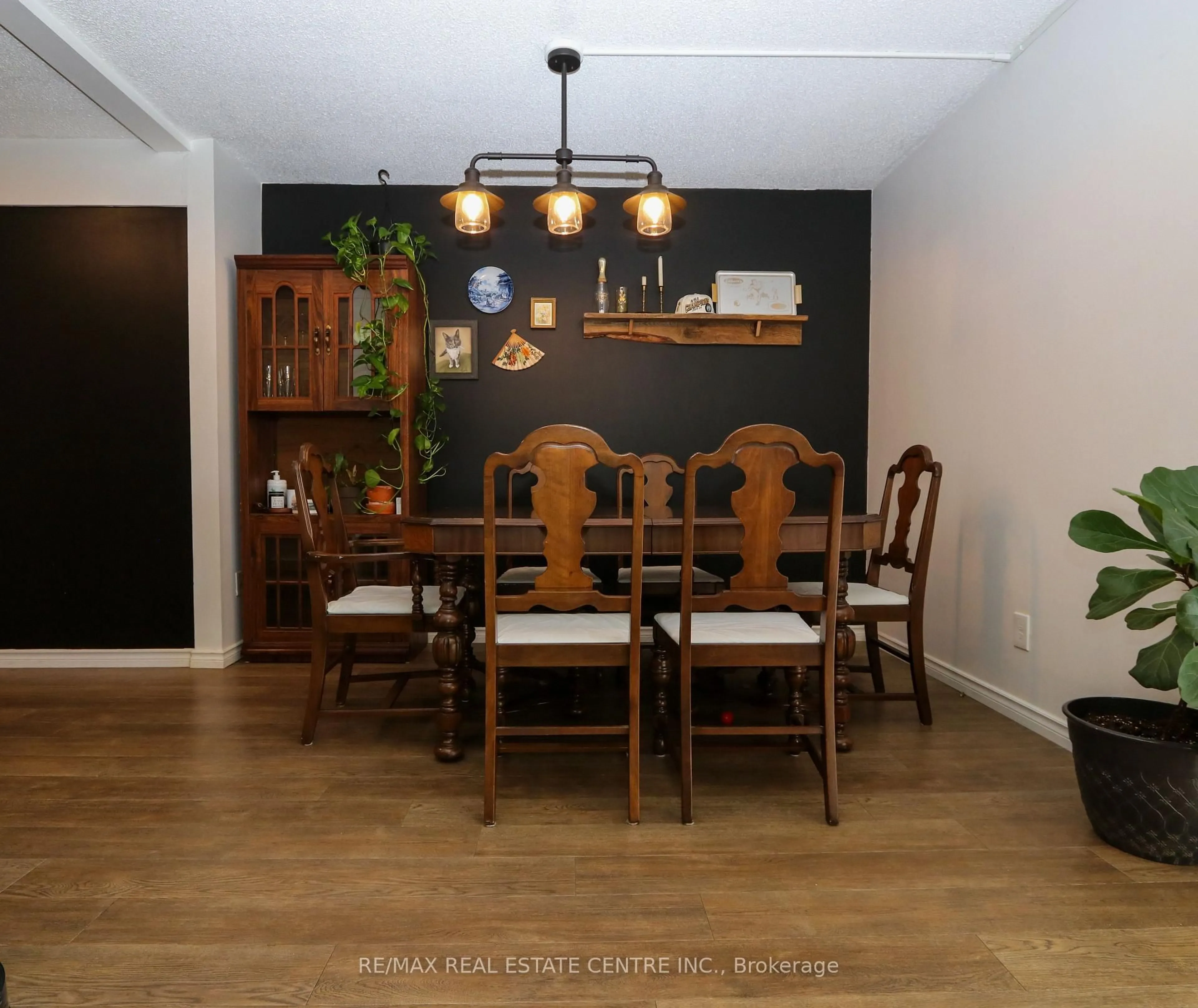 Dining room, wood/laminate floor for 423 Keats Way #1, Waterloo Ontario N2L 5S7