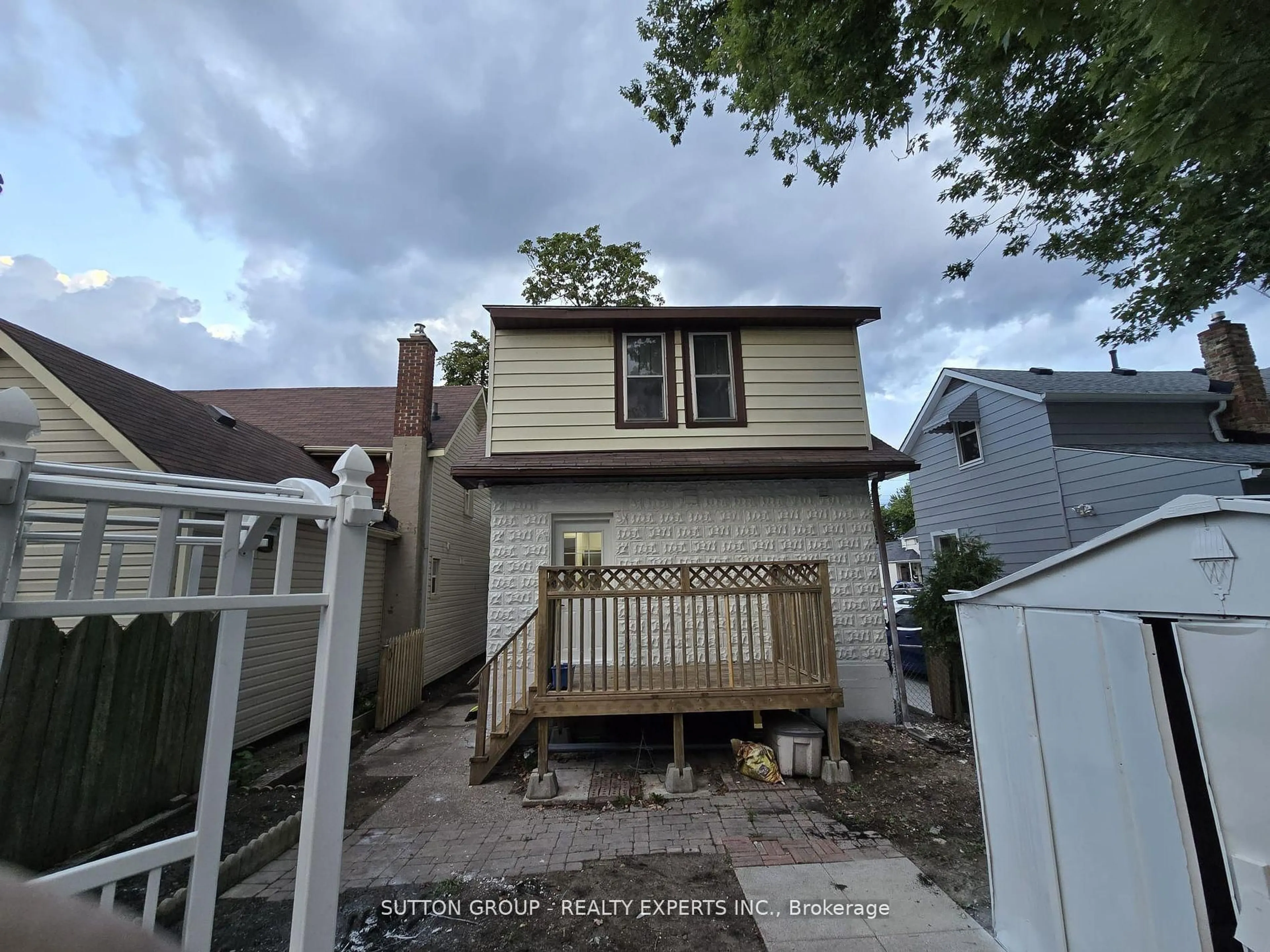 A pic from outside/outdoor area/front of a property/back of a property/a pic from drone, street for 140 Napier St, Sarnia Ontario N7T 6E6