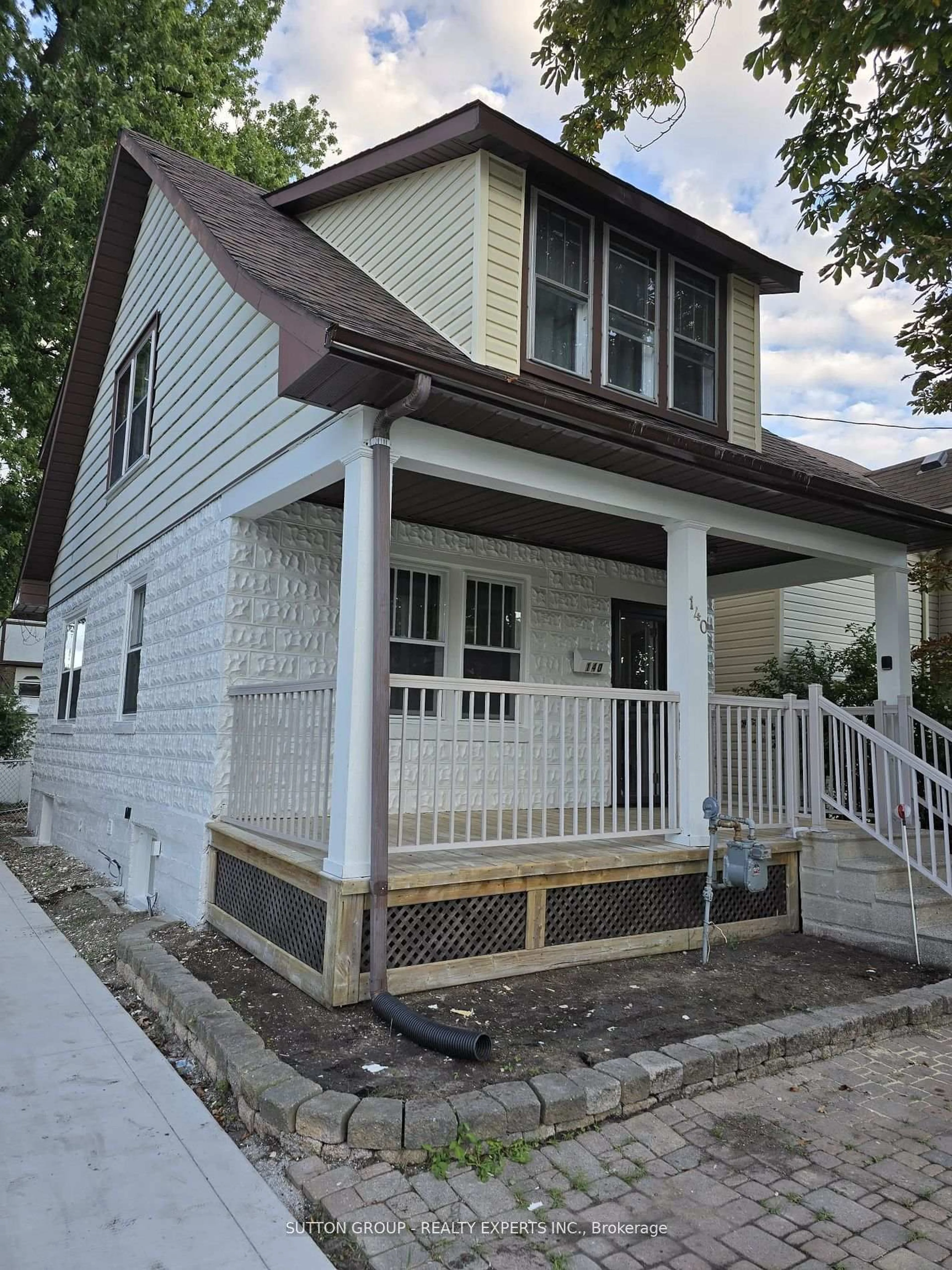 Home with vinyl exterior material, street for 140 Napier St, Sarnia Ontario N7T 6E6