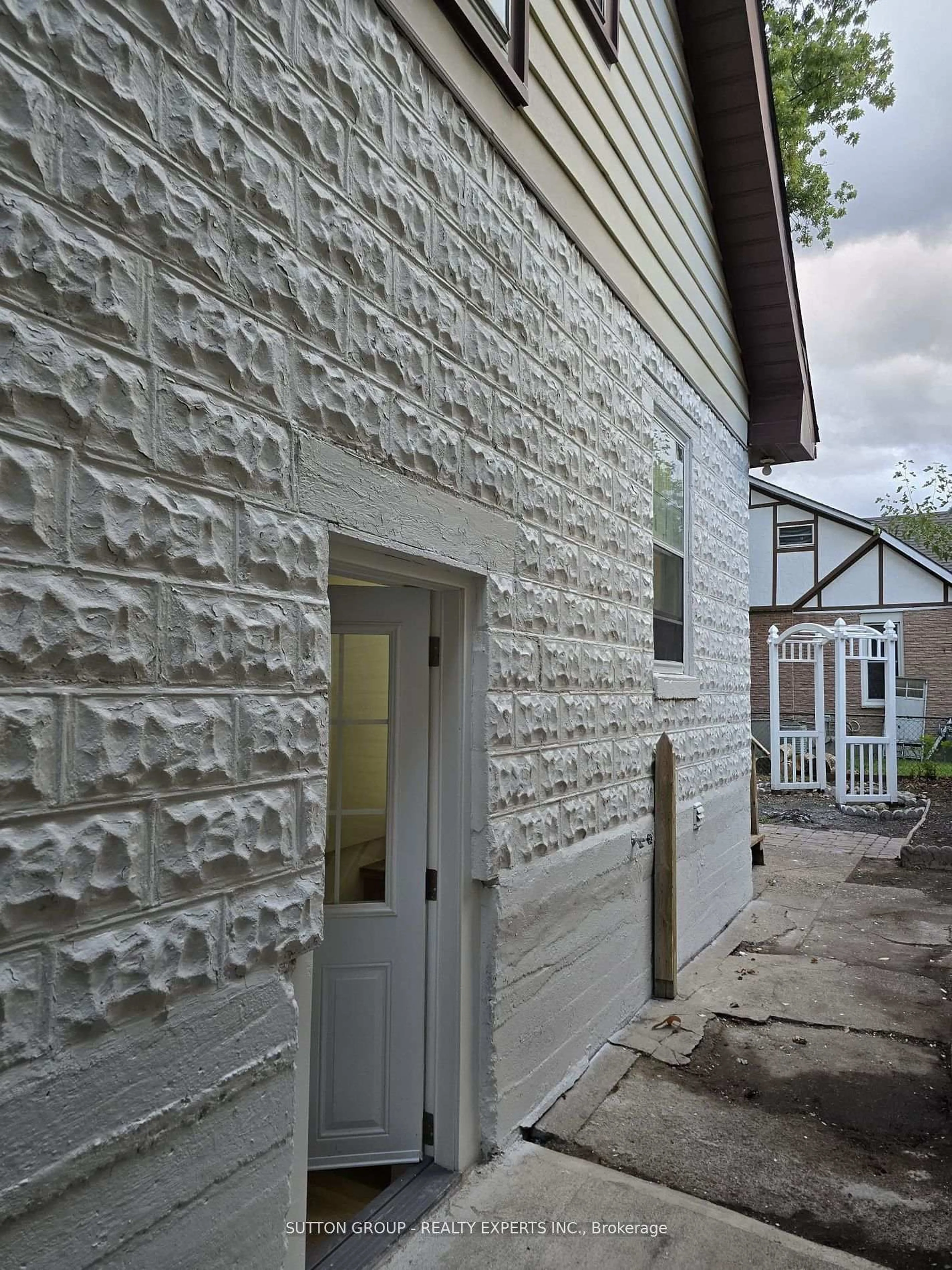 Home with brick exterior material, building for 140 Napier St, Sarnia Ontario N7T 6E6