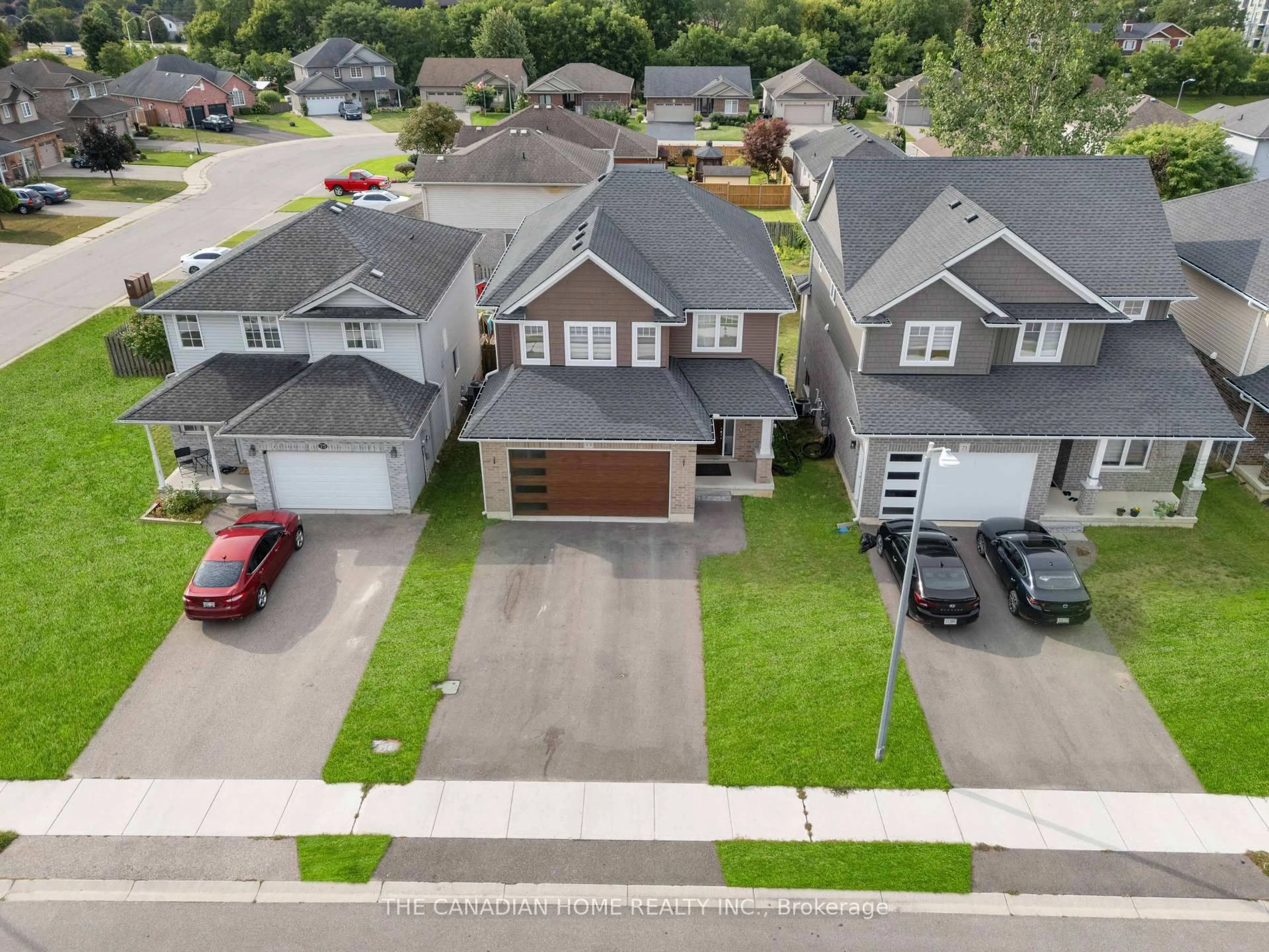 A pic from outside/outdoor area/front of a property/back of a property/a pic from drone, street for 73 Pearl St, Tillsonburg Ontario N4G 0A3