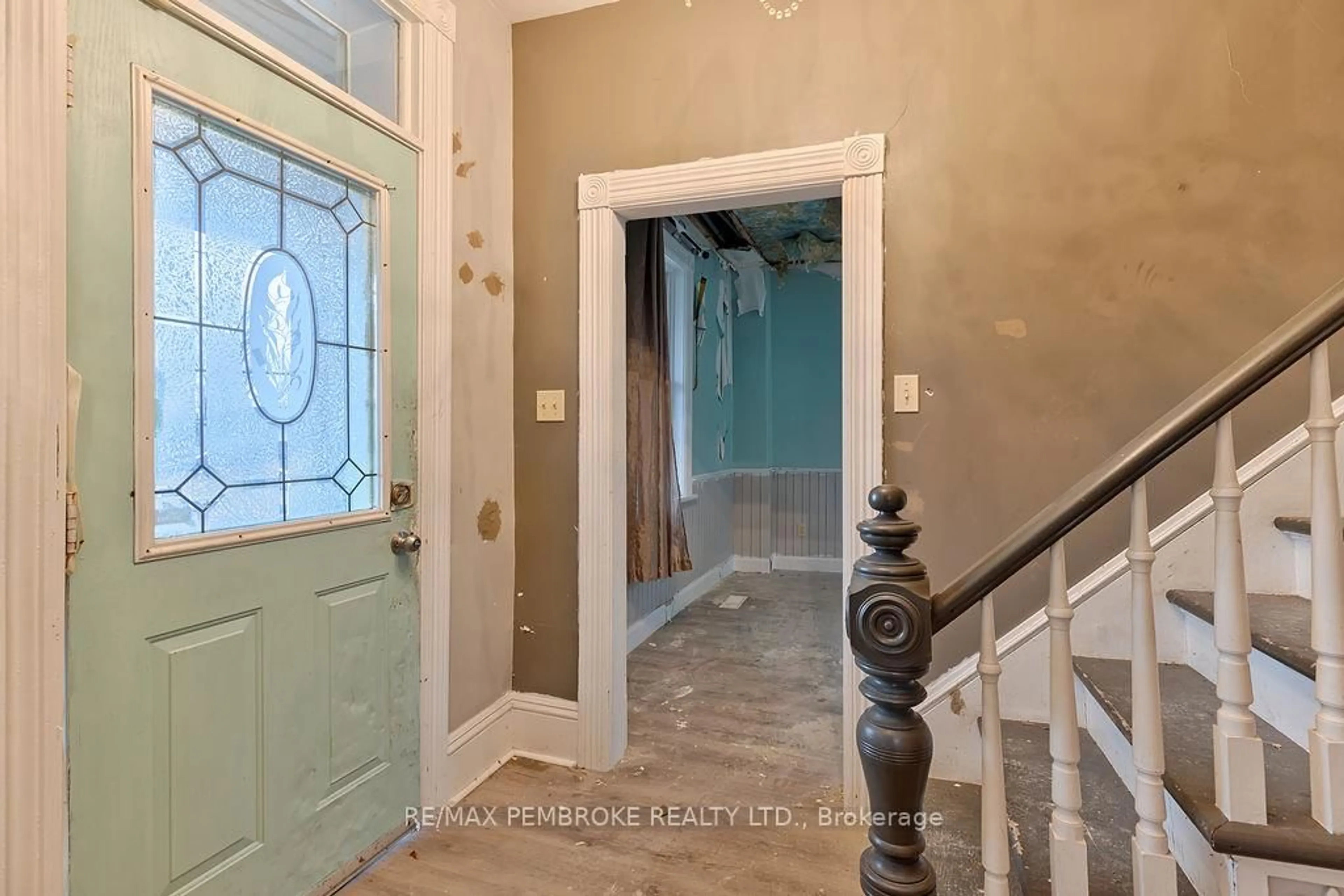 Indoor foyer for 131 Bonnechere St, Eganville Ontario K0J 1T0