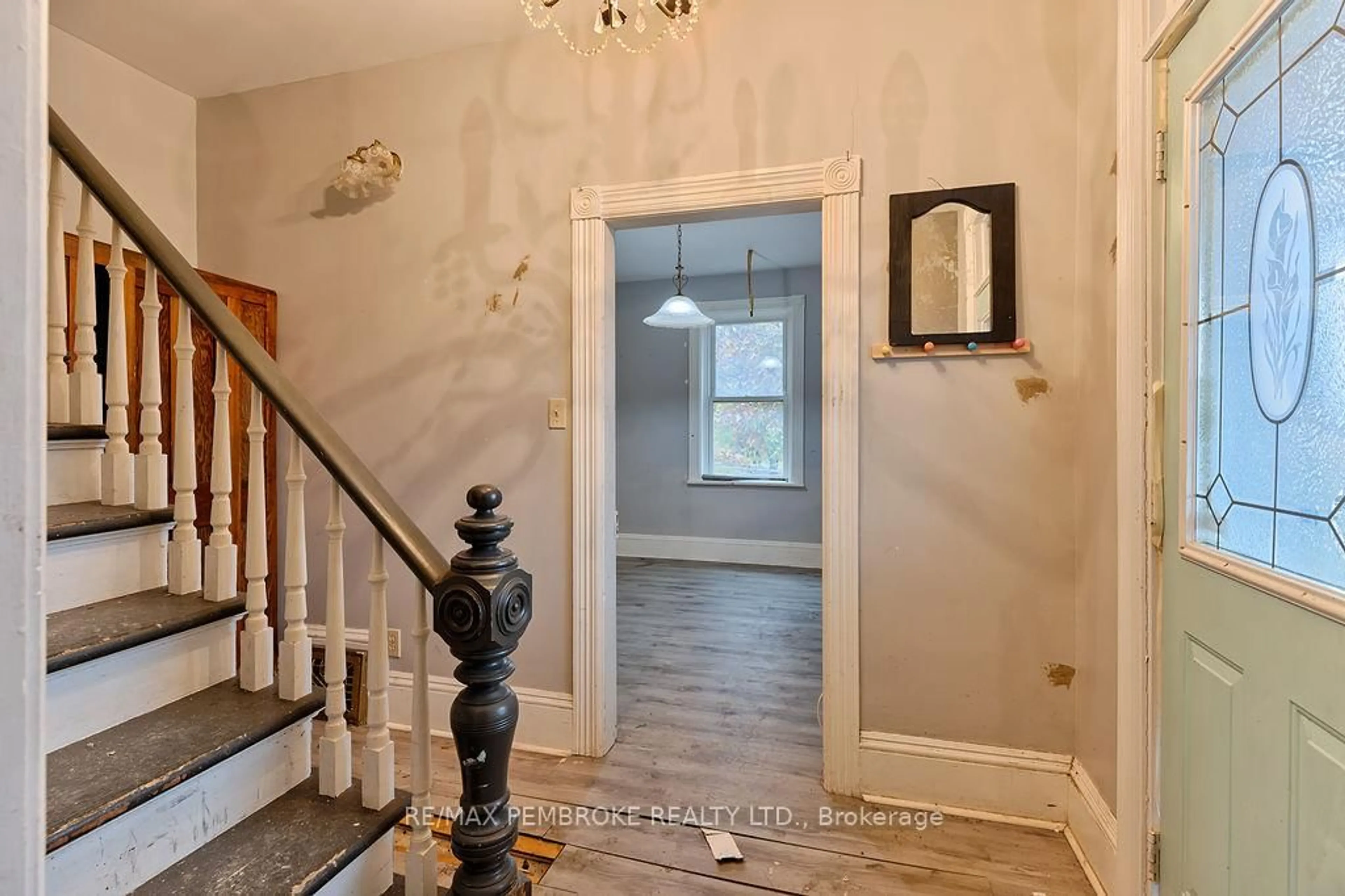 Indoor entryway for 131 Bonnechere St, Eganville Ontario K0J 1T0