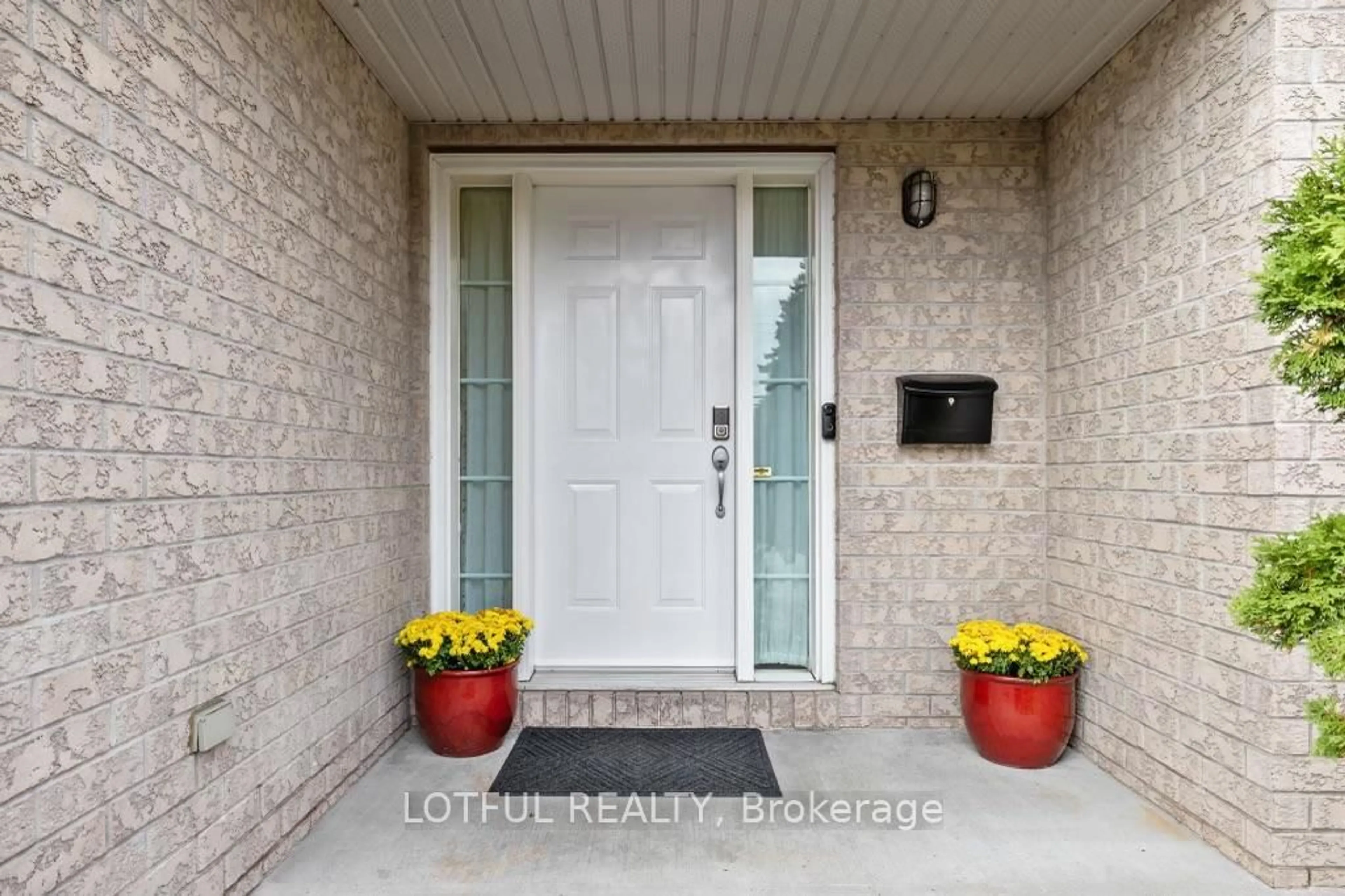 Indoor entryway for 1008 Pinecrest Rd, Ottawa Ontario K2B 6B5