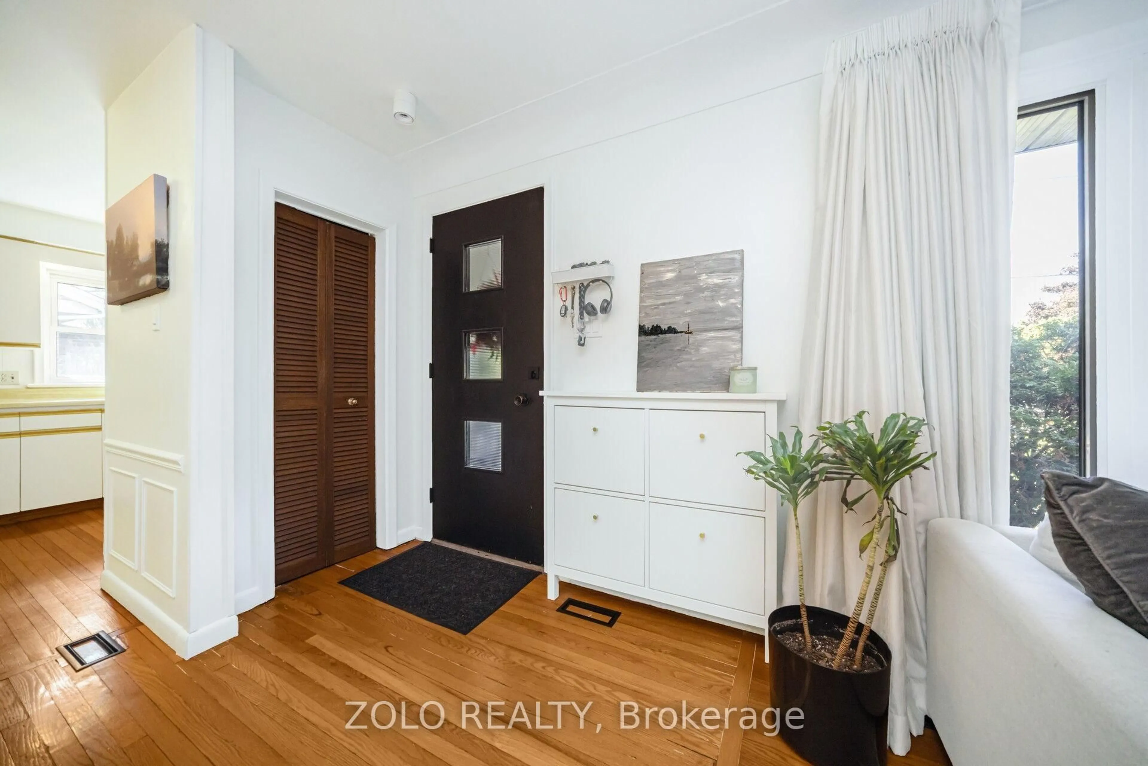 Indoor entryway for 115 Welbourn Dr, Hamilton Ontario L9A 3N5