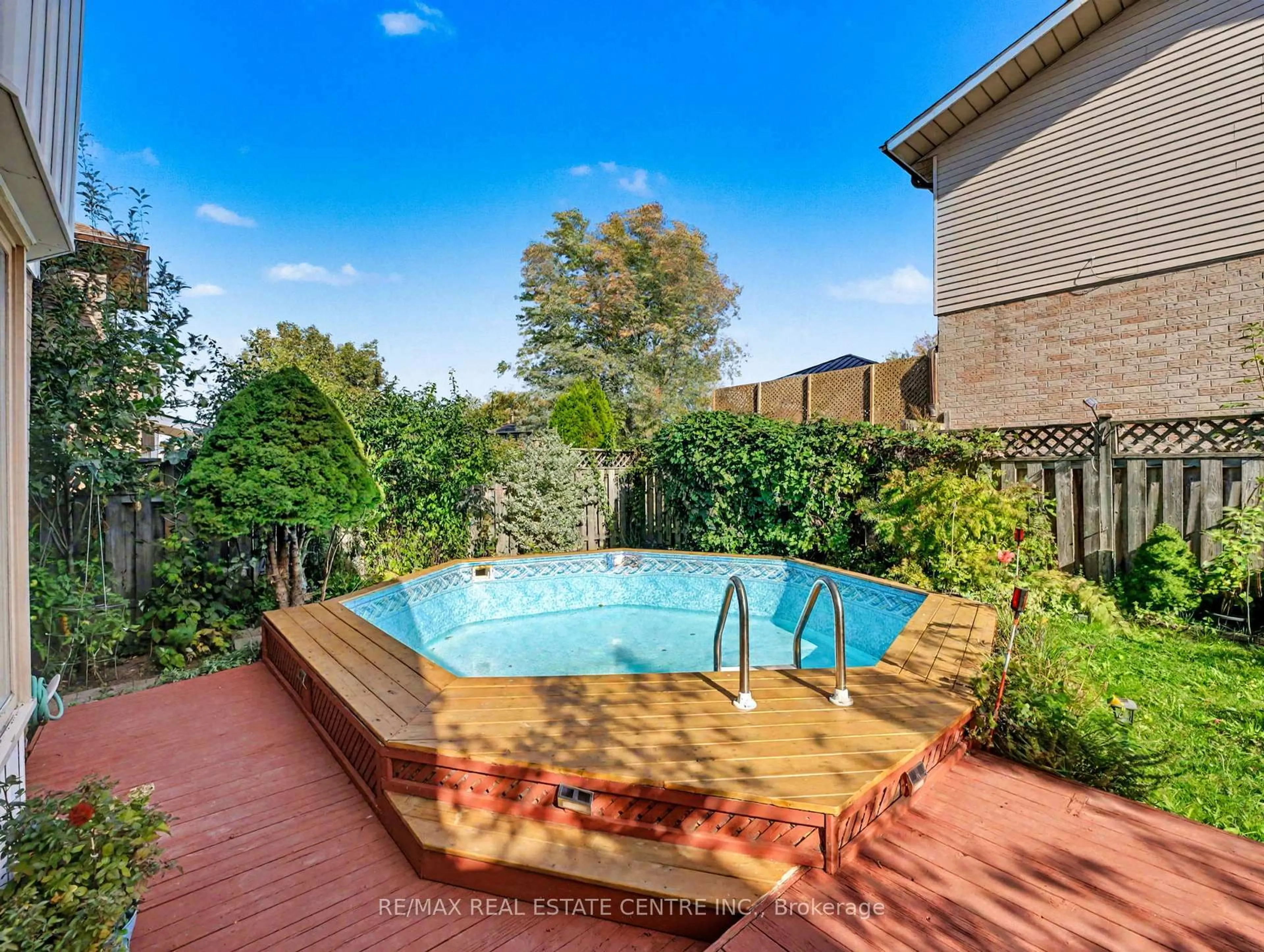 Pool for 635 Rexford Dr, Hamilton Ontario L8W 3E7