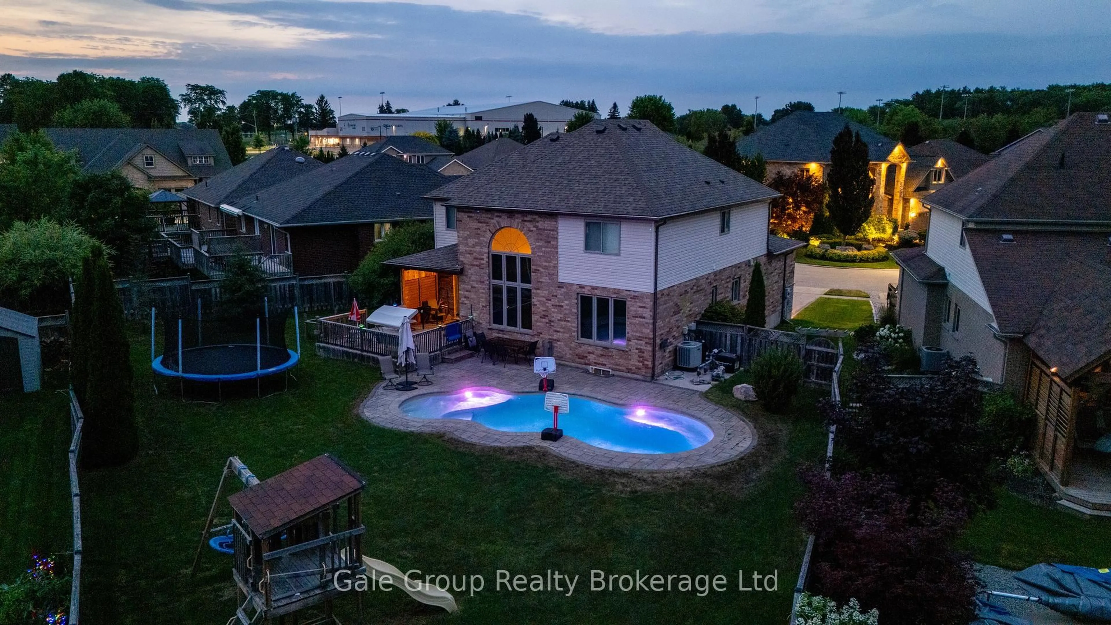 A pic from outside/outdoor area/front of a property/back of a property/a pic from drone, water/lake/river/ocean view for 10 WESTVIEW Crt, Woodstock Ontario N4T 0B8