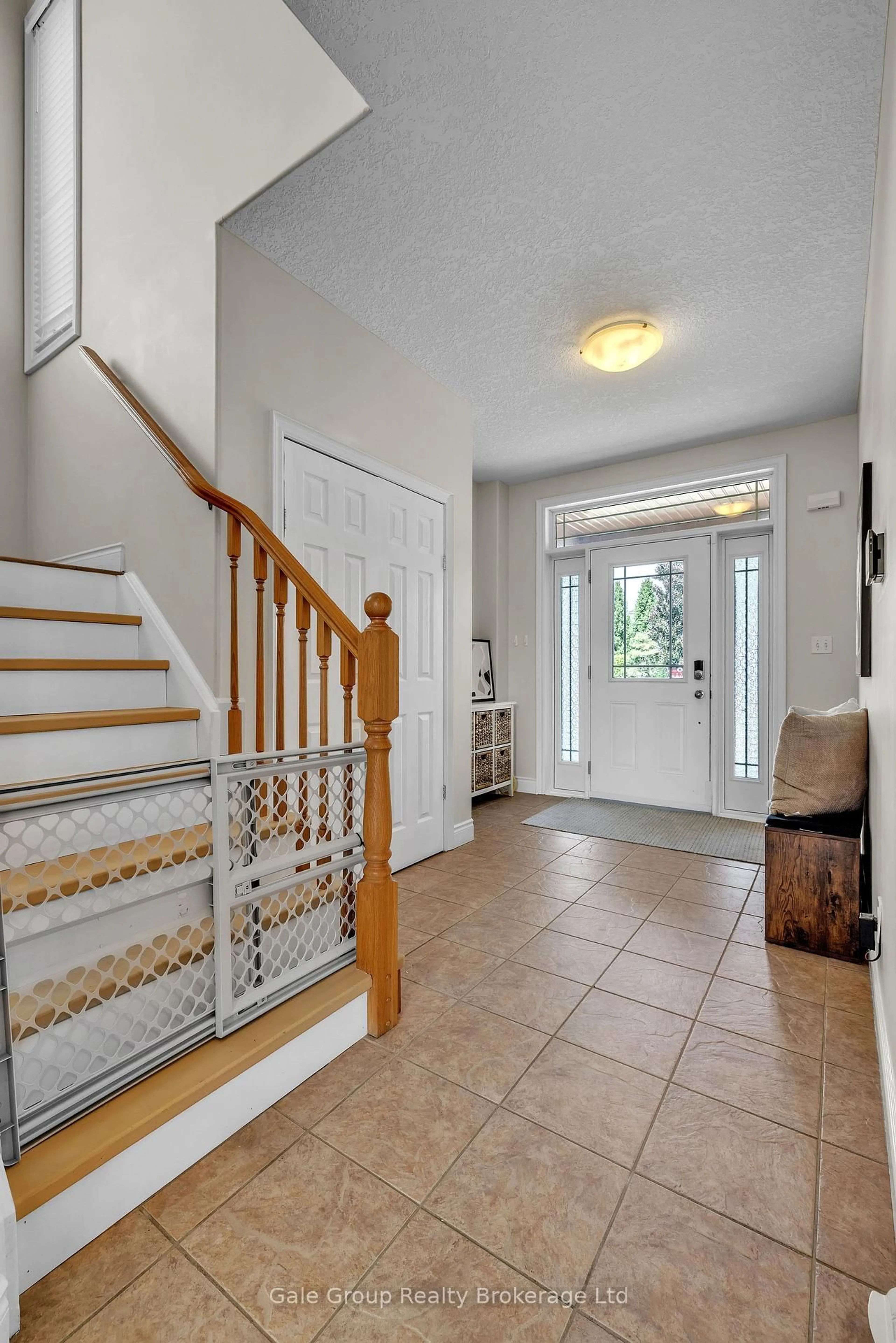 Indoor entryway for 10 WESTVIEW Crt, Woodstock Ontario N4T 0B8
