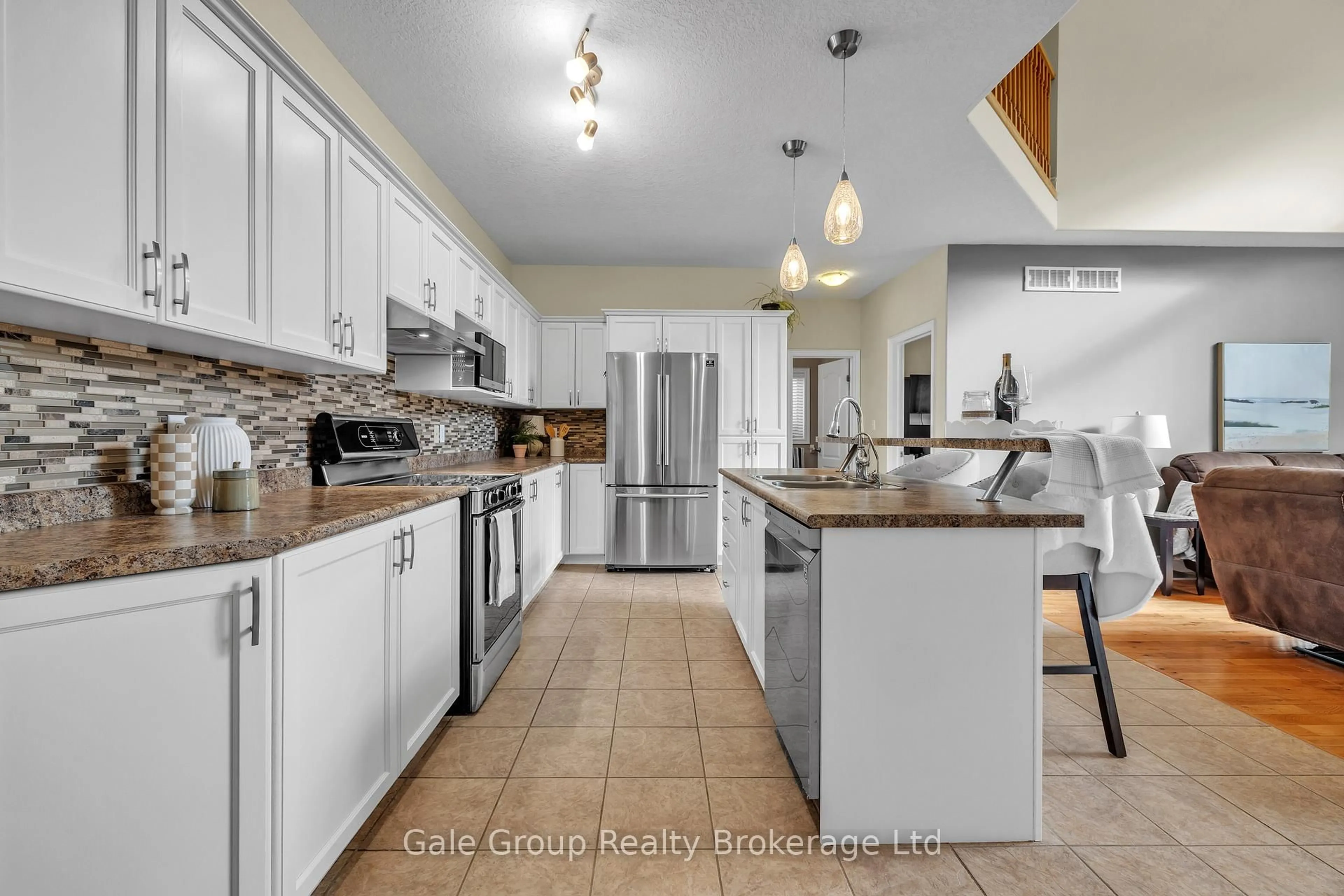 Open concept kitchen, ceramic/tile floor for 10 WESTVIEW Crt, Woodstock Ontario N4T 0B8