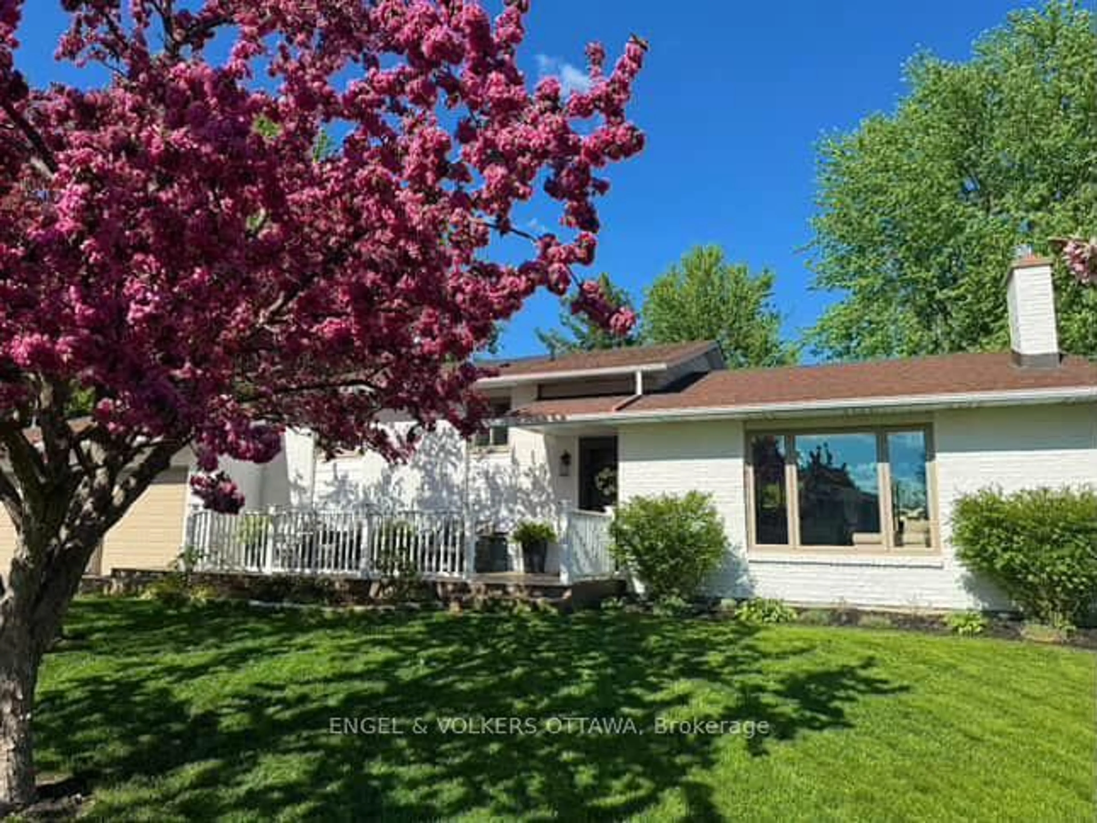 A pic from outside/outdoor area/front of a property/back of a property/a pic from drone, street for 3293 Warner Way, Osgoode Ontario K0A 2W0