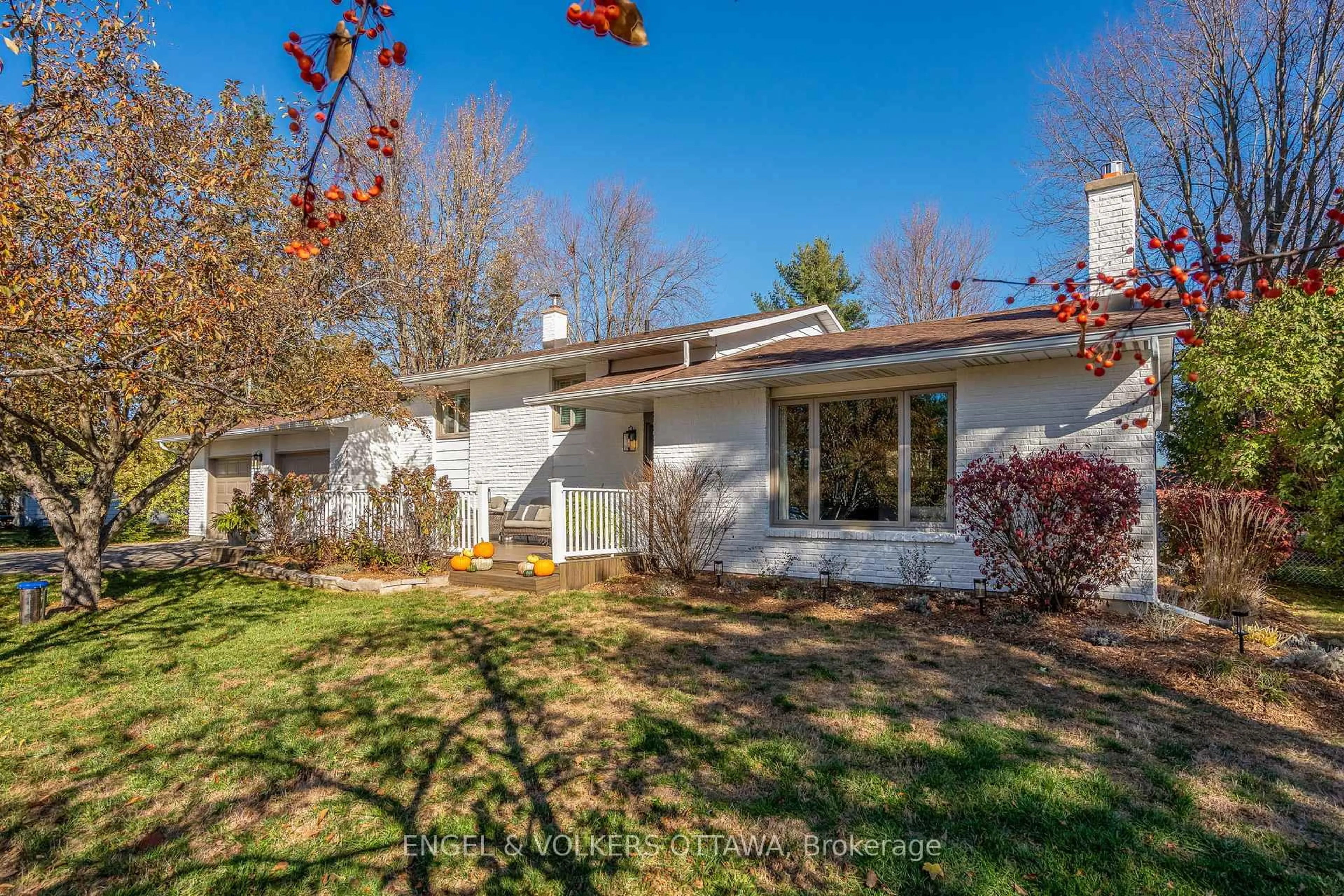 A pic from outside/outdoor area/front of a property/back of a property/a pic from drone, street for 3293 Warner Way, Osgoode Ontario K0A 2W0