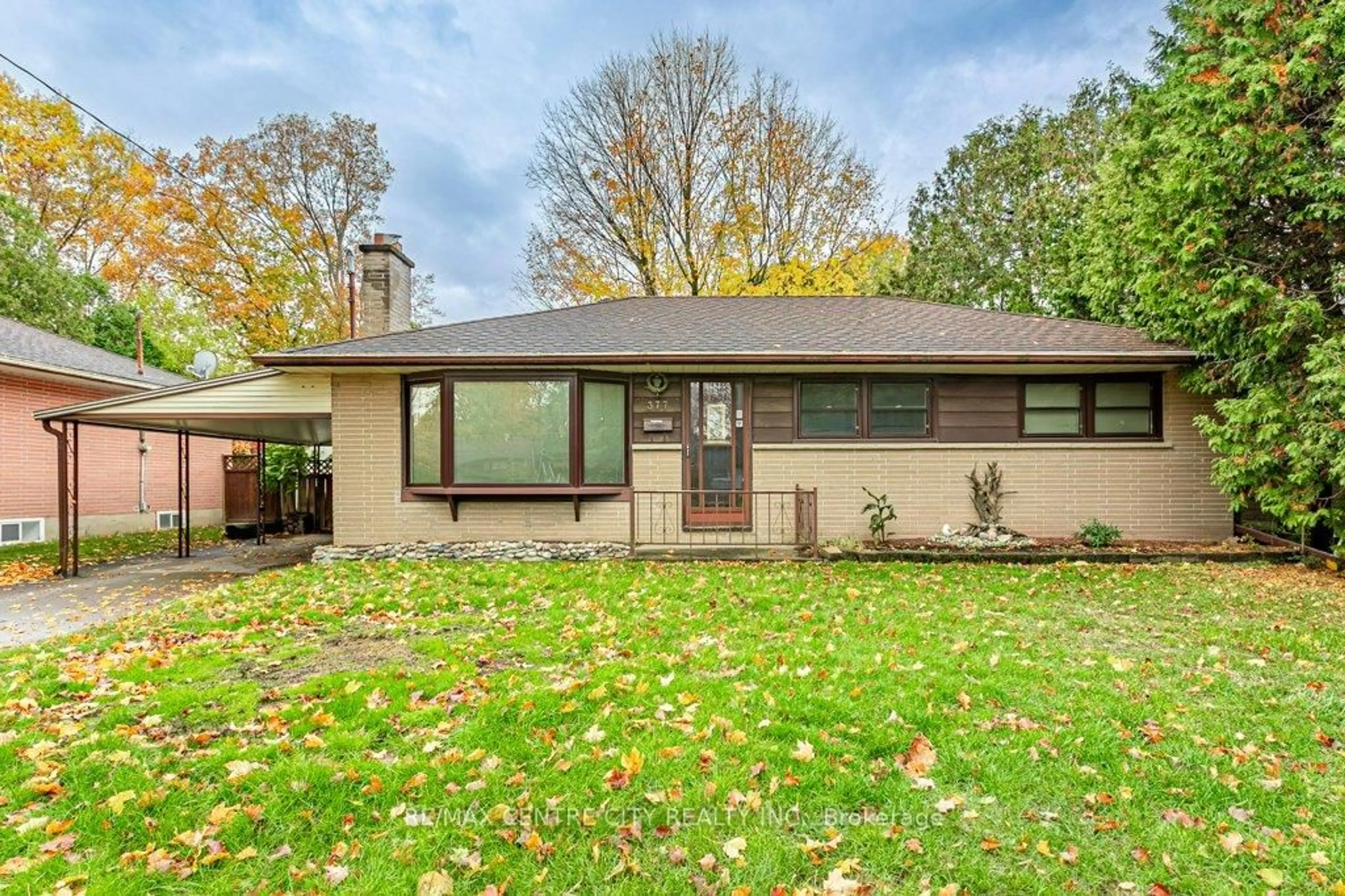 Home with vinyl exterior material, street for 377 Griffith St, London South Ontario N6K 2S1