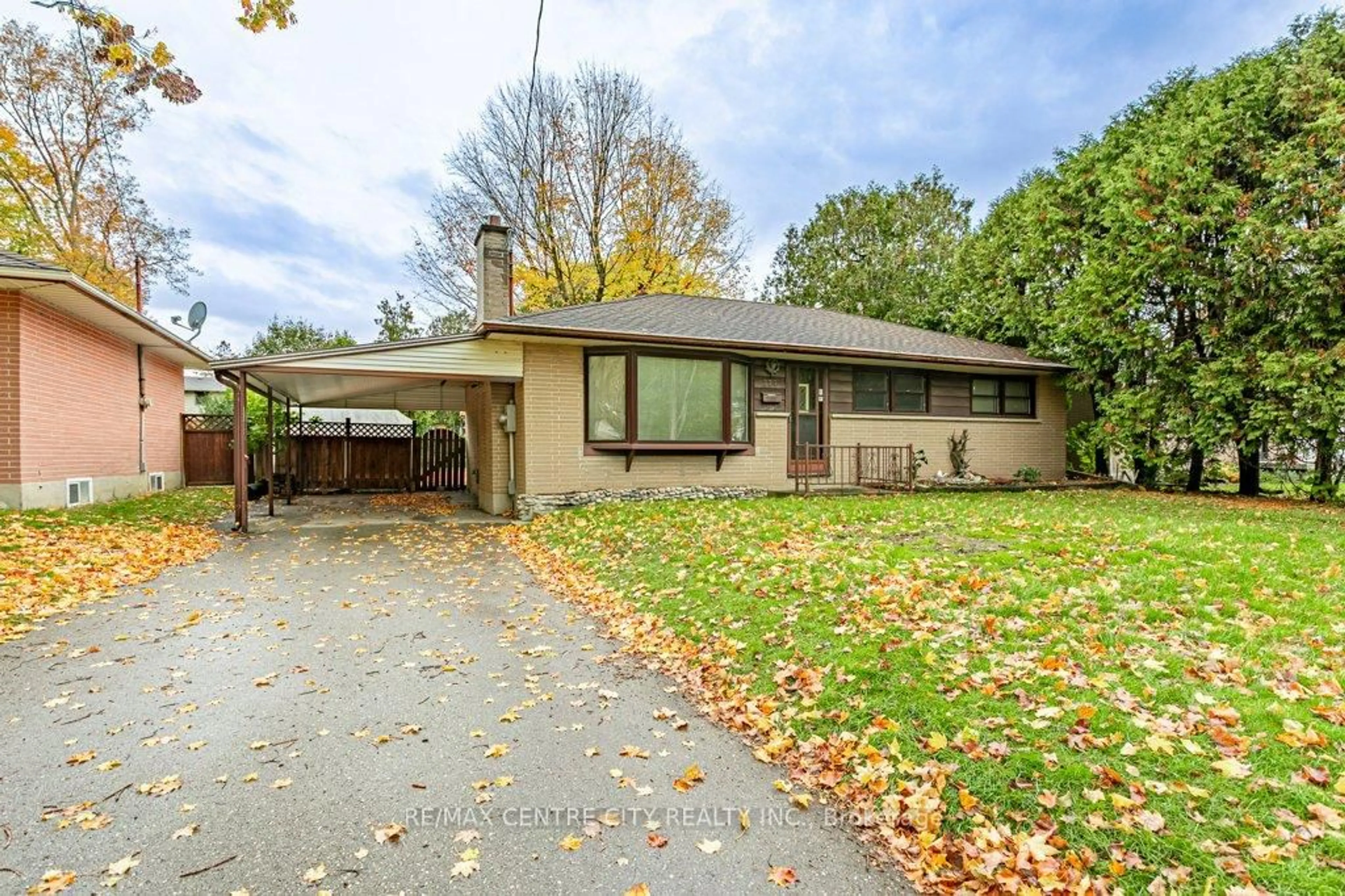 Home with vinyl exterior material, street for 377 Griffith St, London South Ontario N6K 2S1